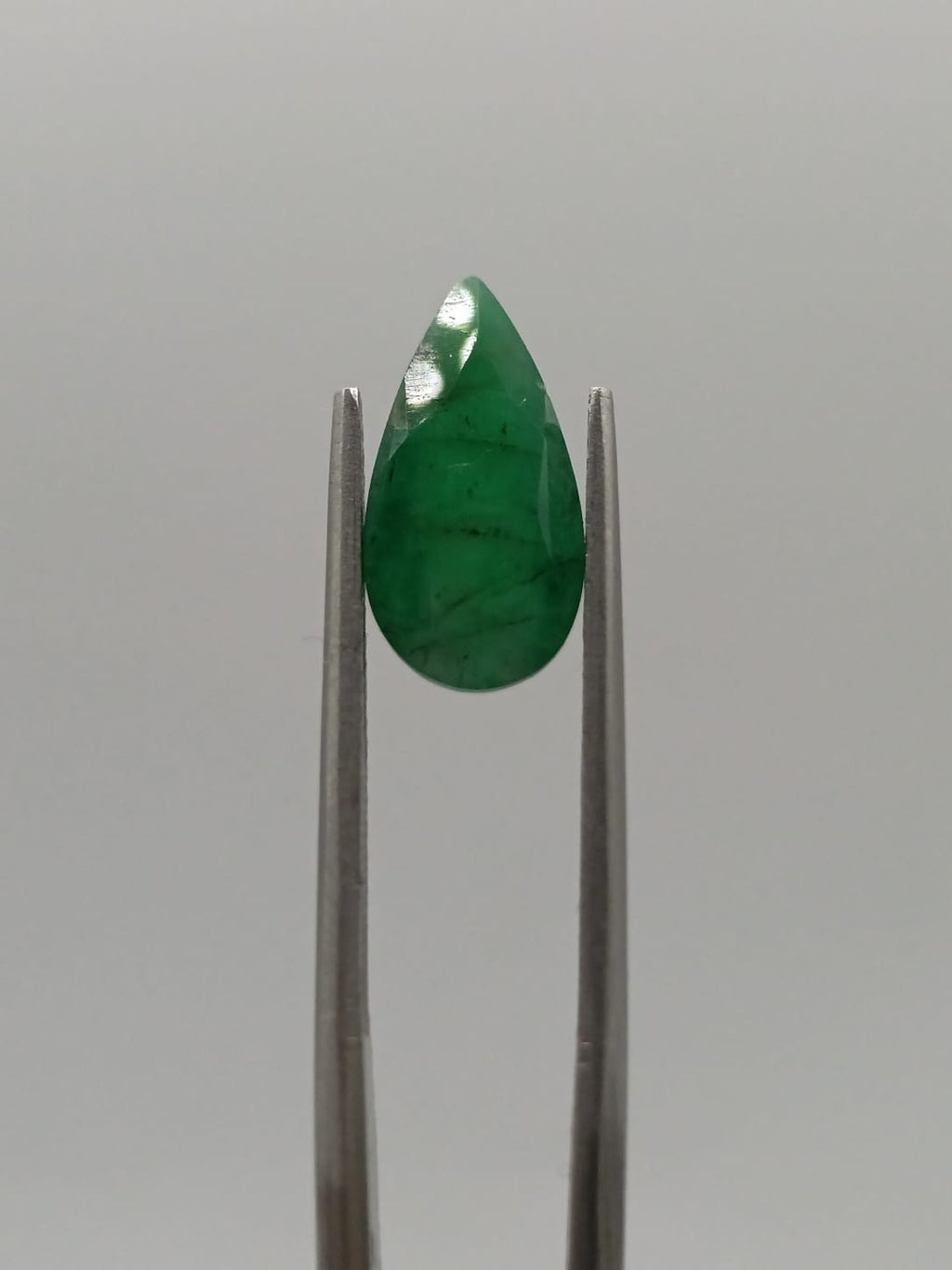 Esmeralda brasileña forma de gota de 2.56ct