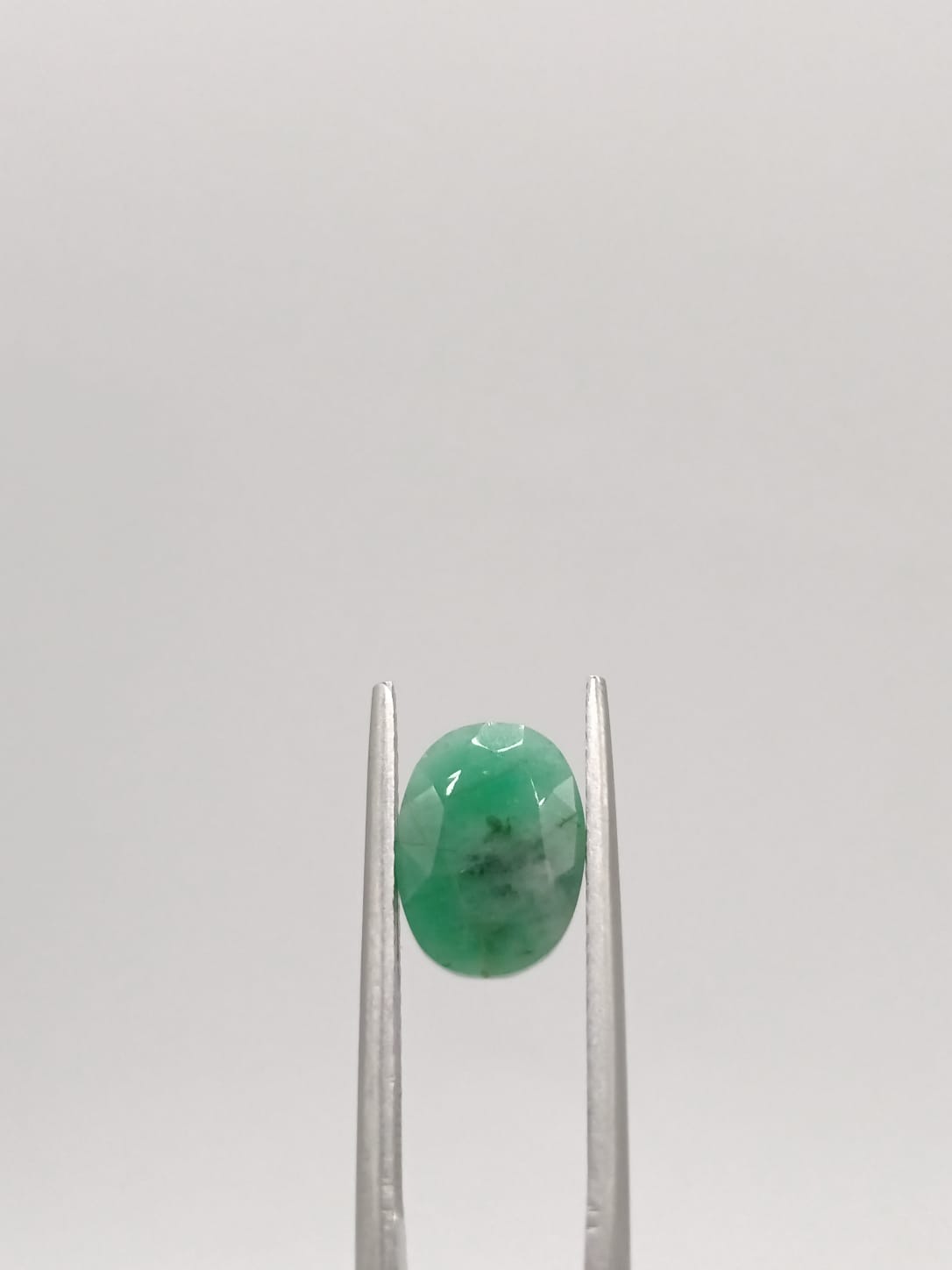 Esmeralda brasileña ovalada de 2.06ct