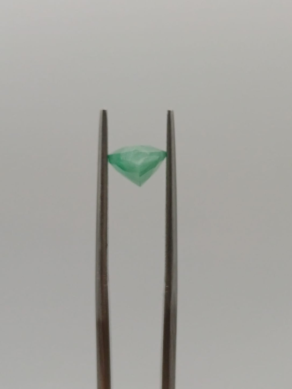 Esmeralda brasileña forma de gota de 2.20ct