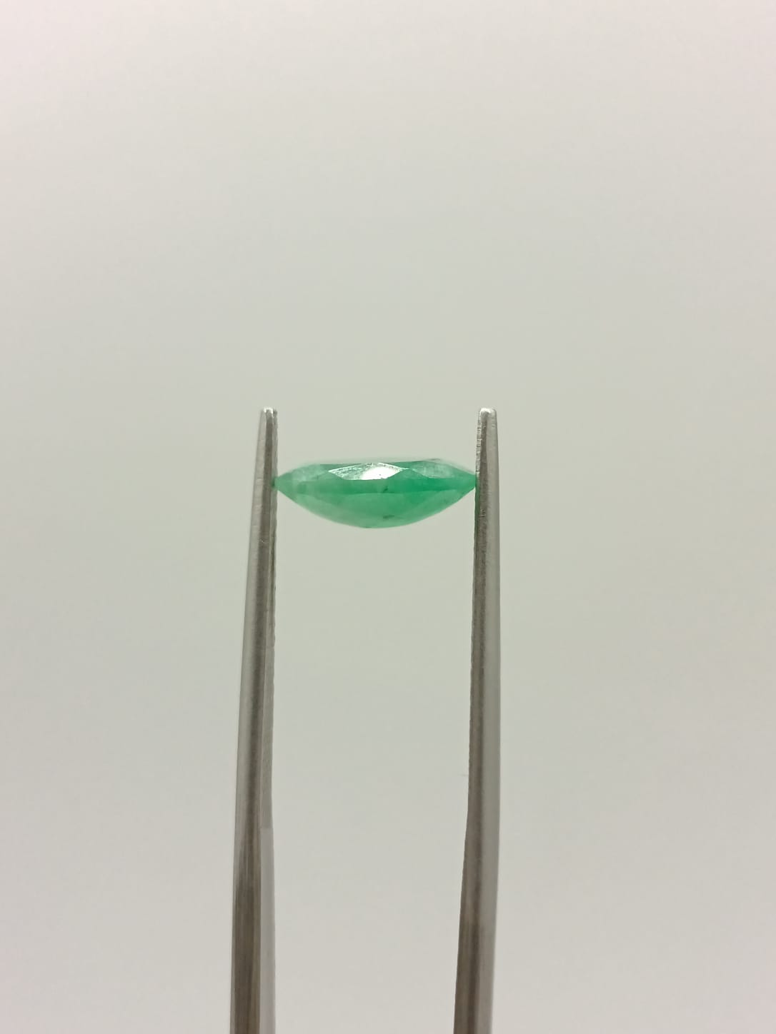 Esmeralda brasileña ovalada de 1.39ct