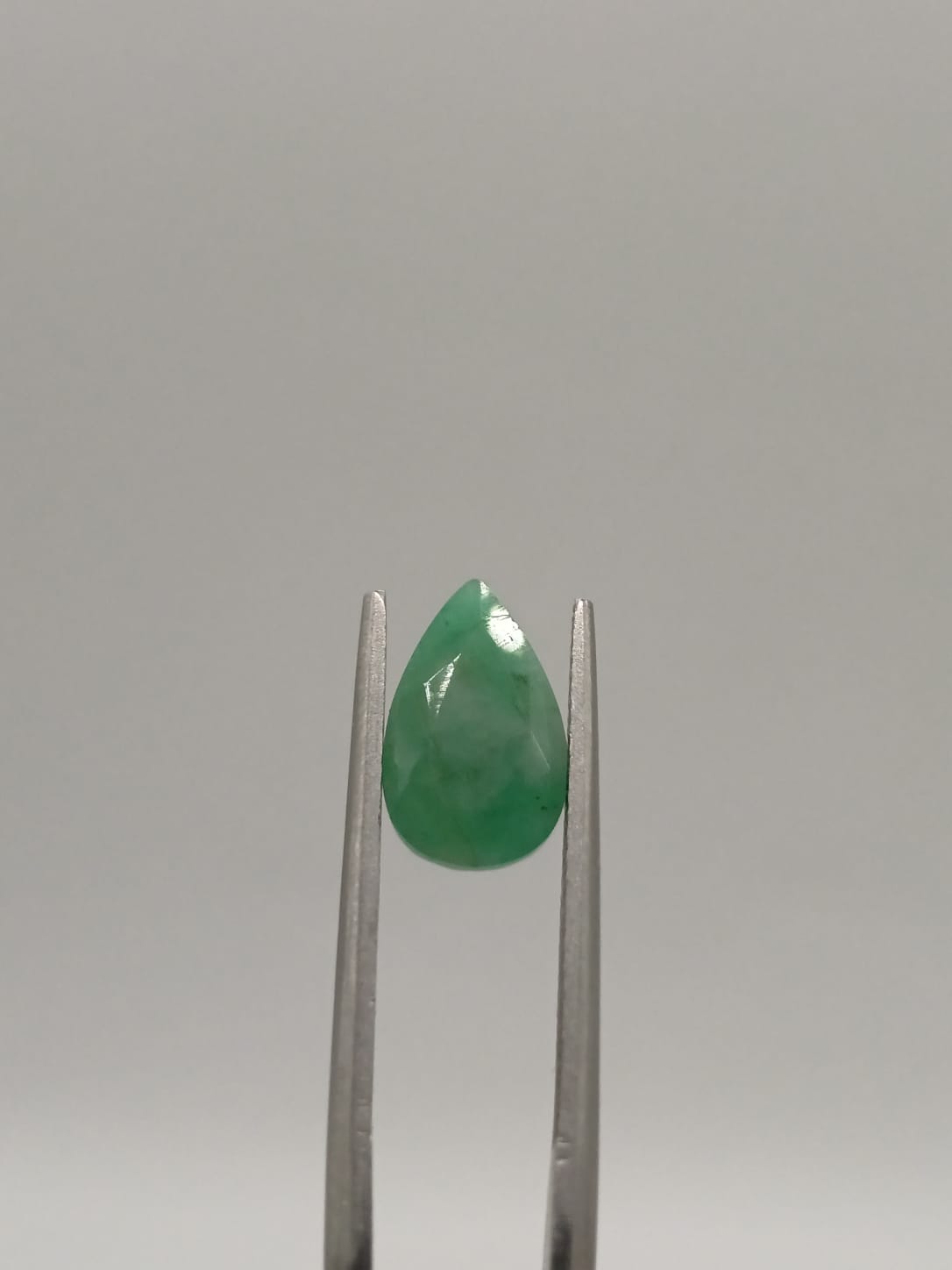Esmeralda brasileña forma de gota de 2.04ct
