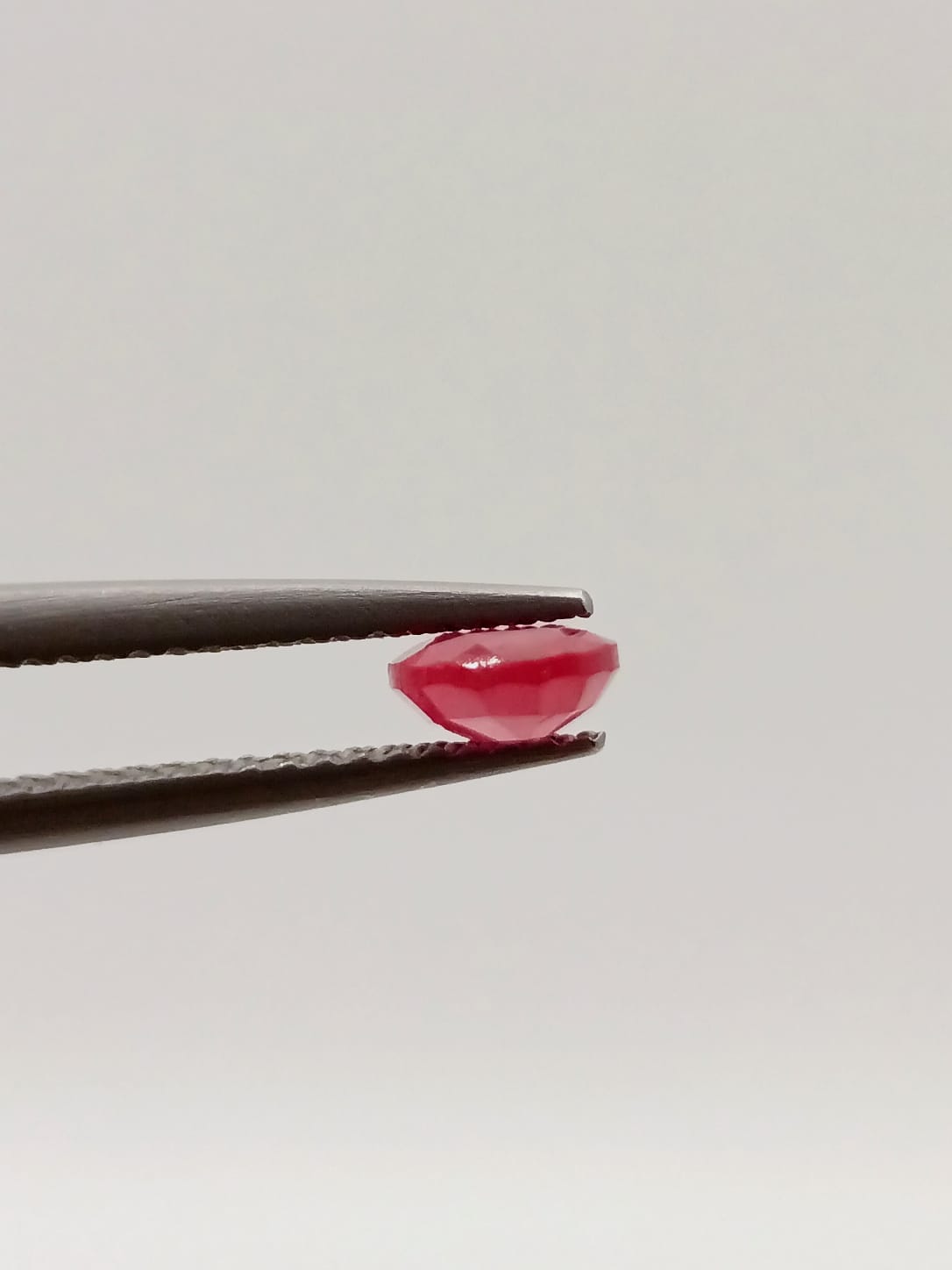 Rubí ovalado de 0.90ct