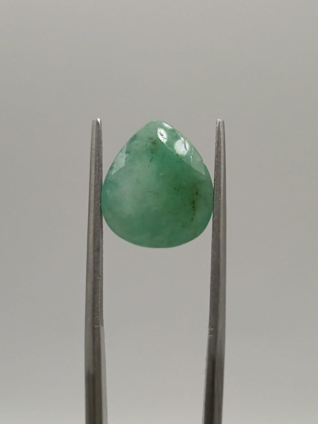Esmeralda brasileña forma de gota de 4.65ct