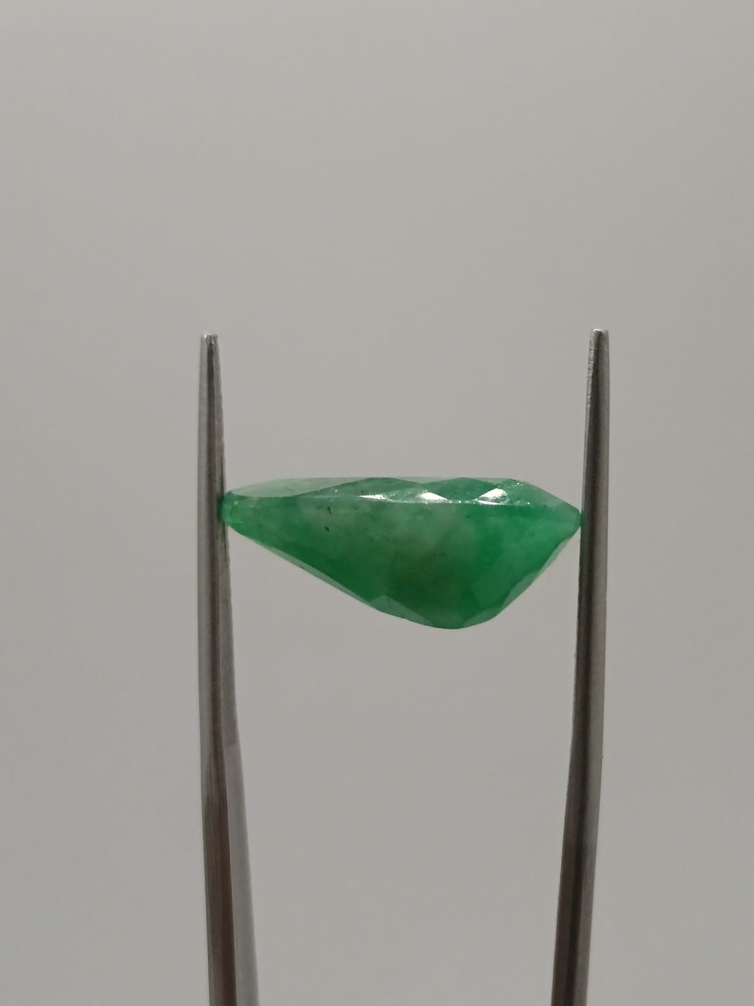 Esmeralda brasileña forma de gota de 7.07ct