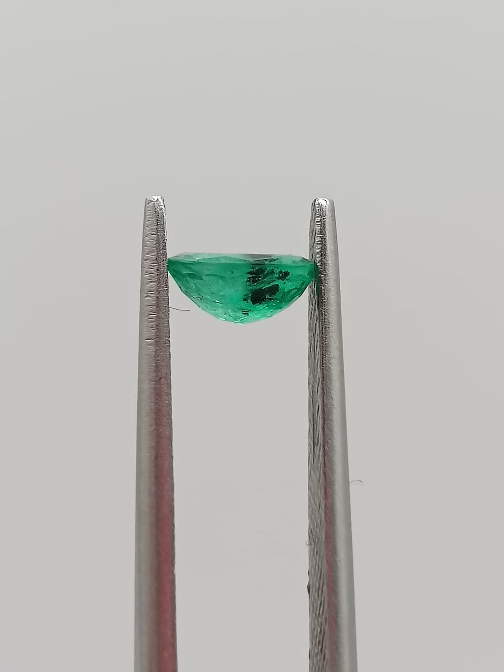 Esmeralda colombiana ovalada de 0.51ct