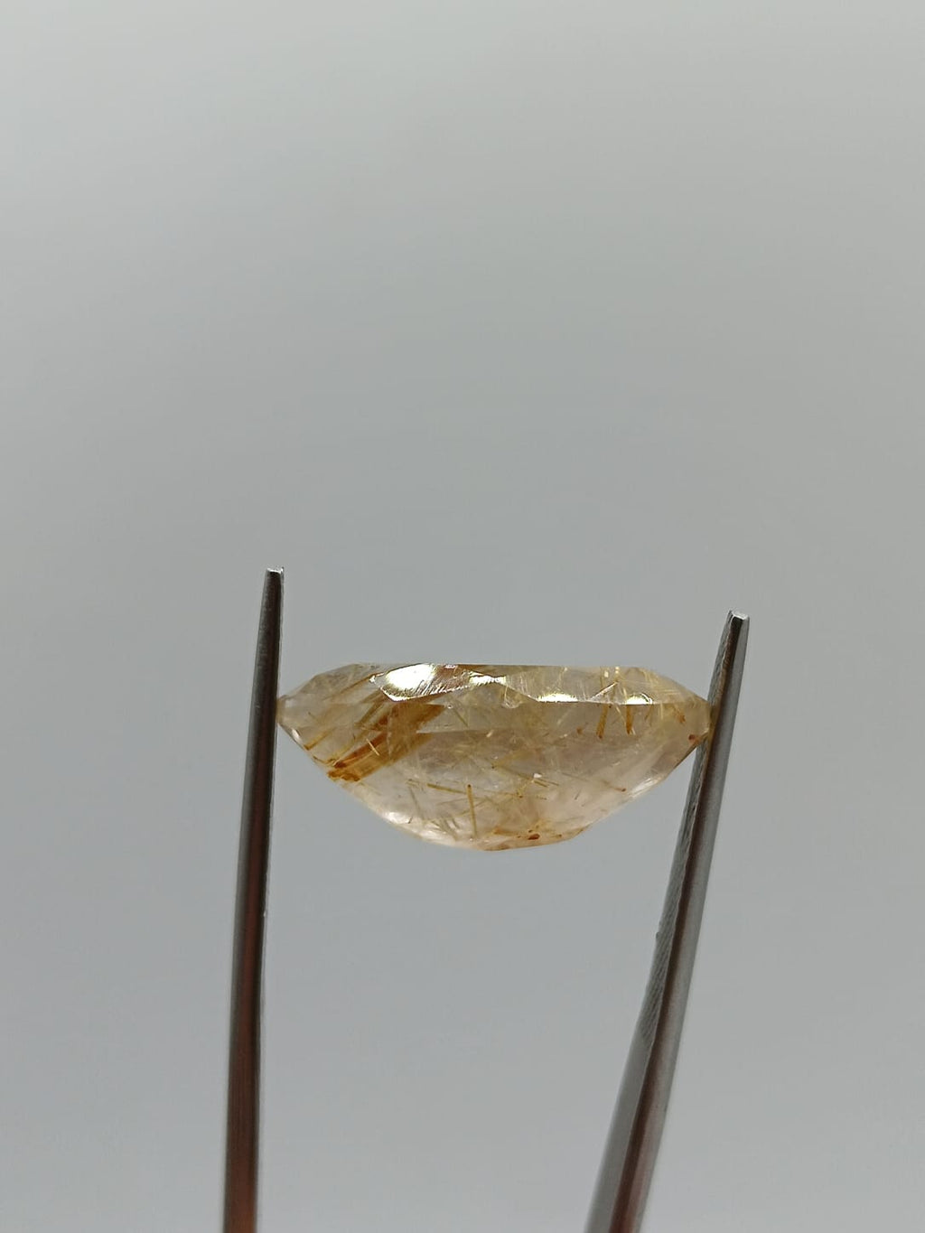 Cuarzo rutilado ovalado de 11.26ct