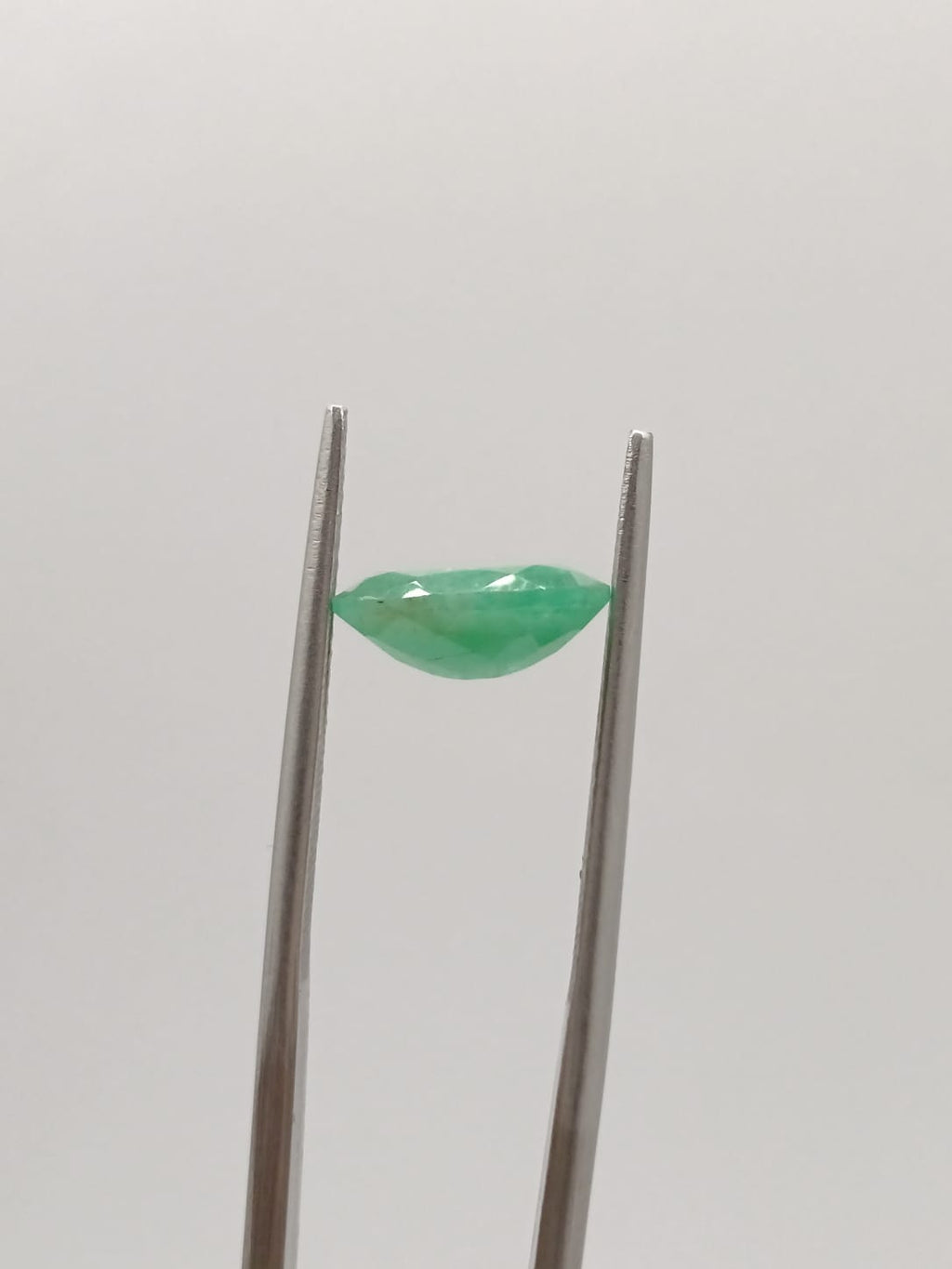 Esmeralda brasileña ovalada de 1.81ct