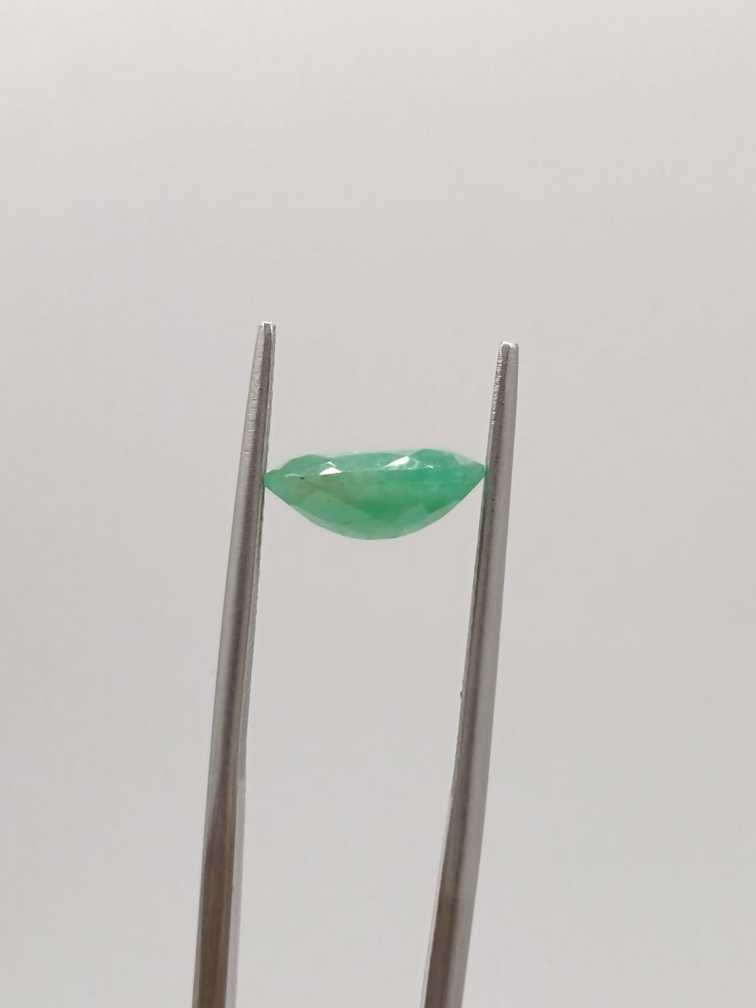 Esmeralda brasileña ovalada de 1.81ct