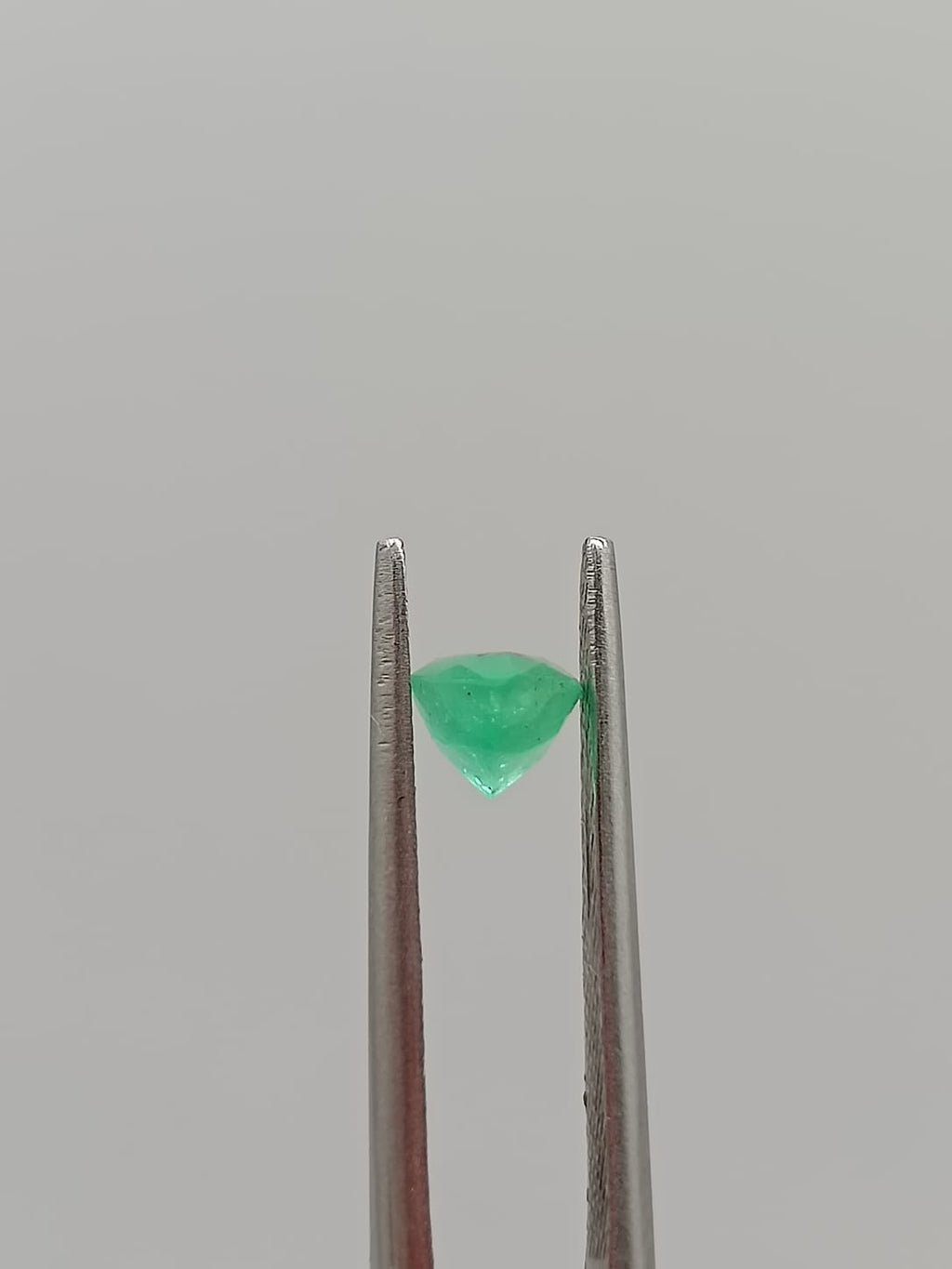 Esmeralda colombiana forma de gota de 0.88ct