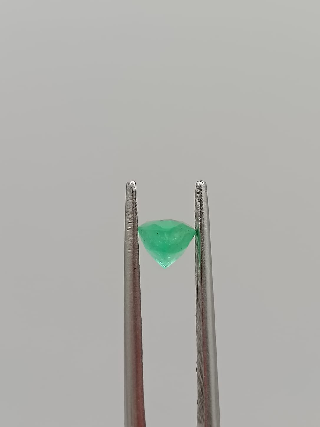 Esmeralda colombiana forma de gota de 0.88ct