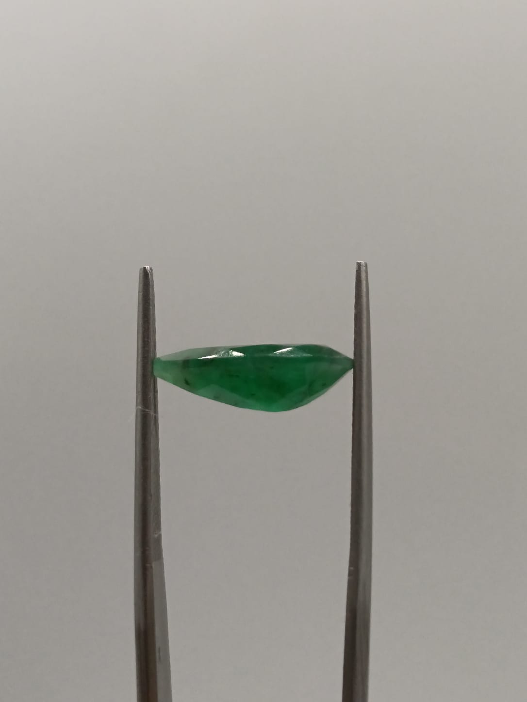Esmeralda brasileña forma de gota de 2.56ct