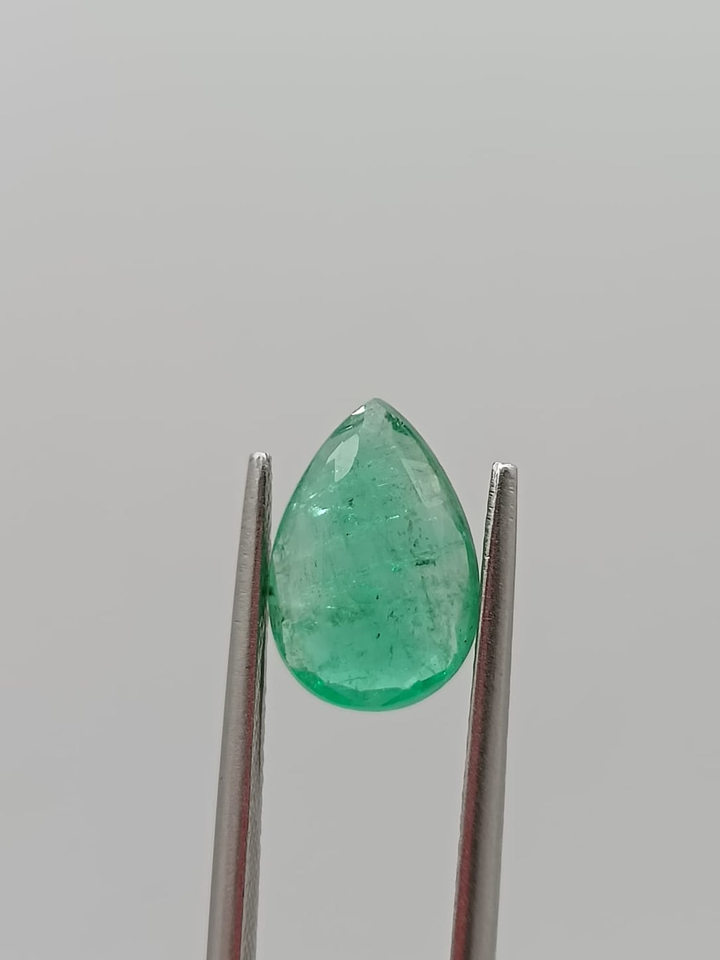 Esmeralda colombiana forma de gota de 1.98ct