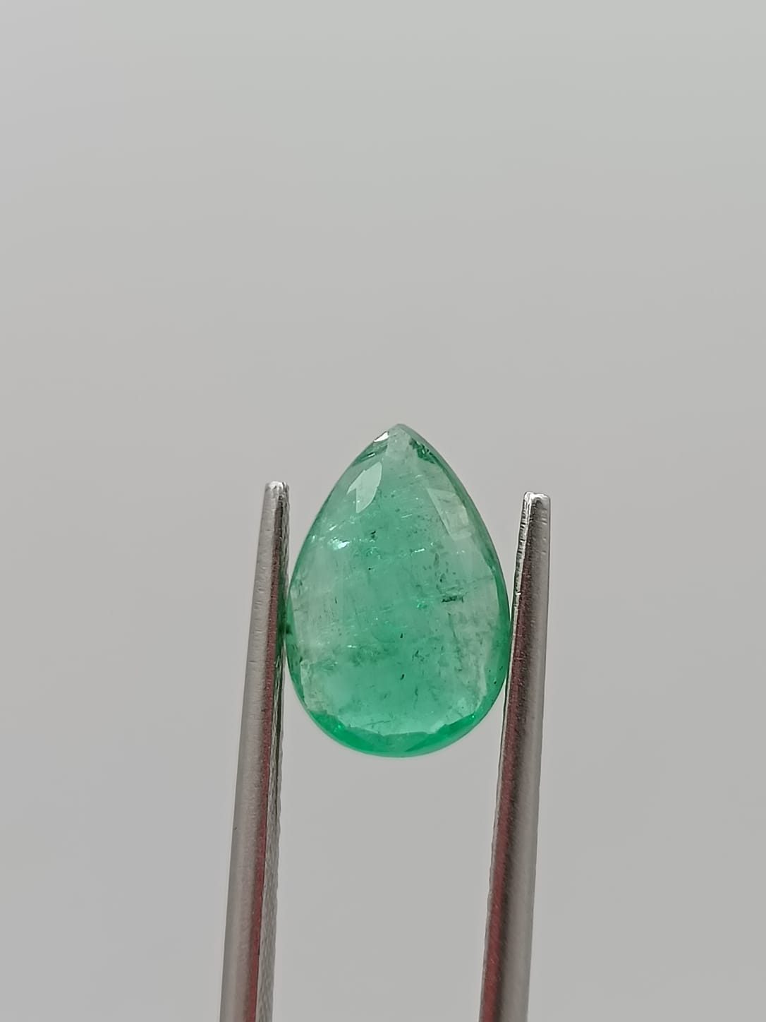 Esmeralda colombiana forma de gota de 1.98ct