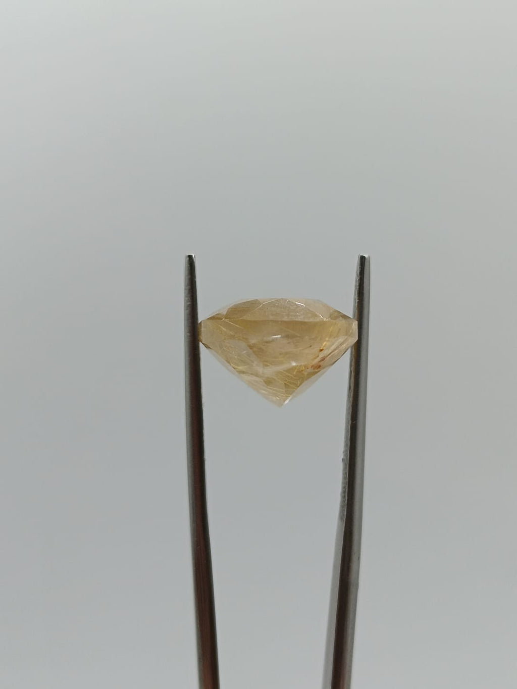 Cuarzo rutilado ovalado de 11.26ct
