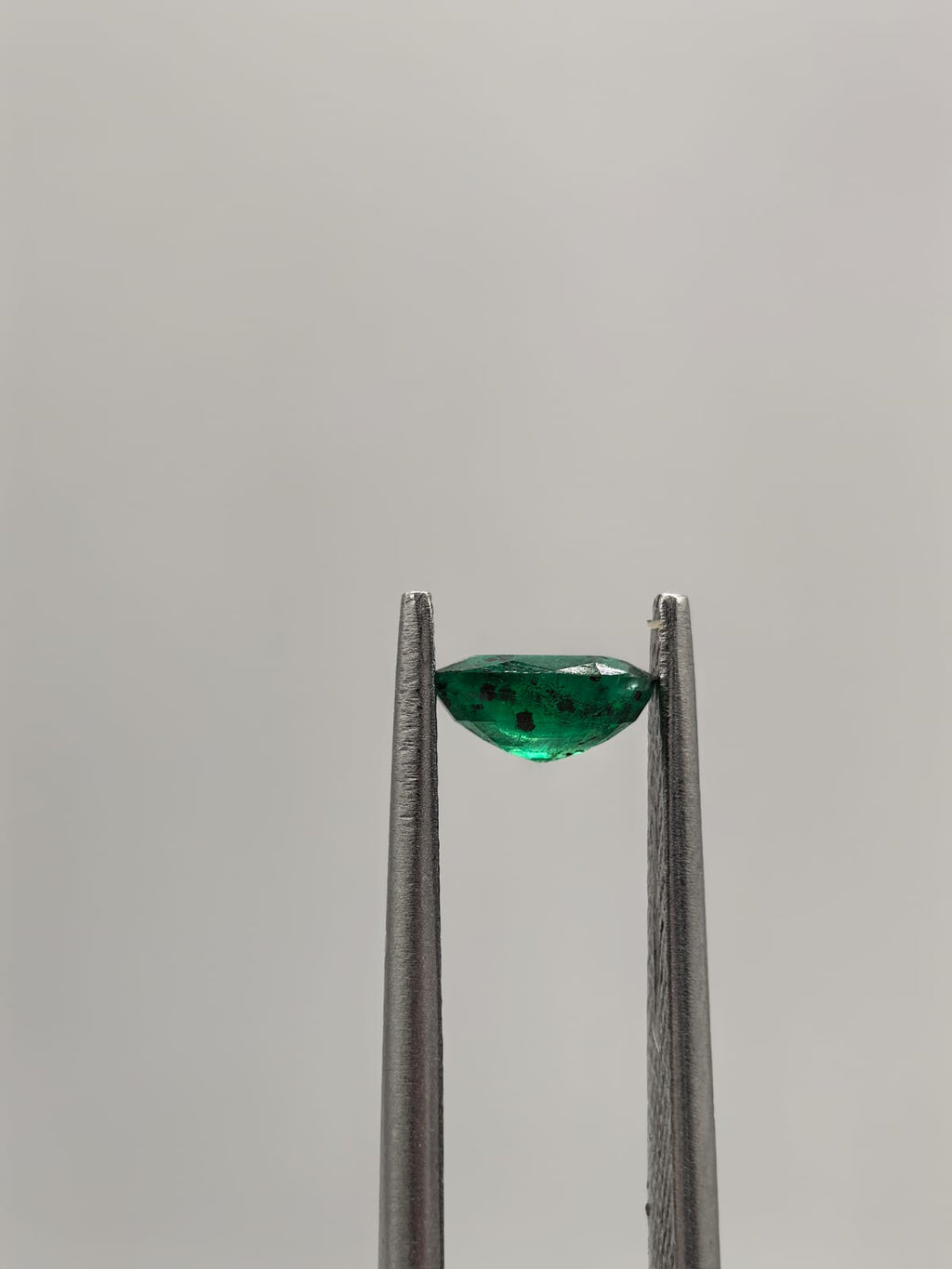 Esmeralda colombiana ovalada de 0.45ct