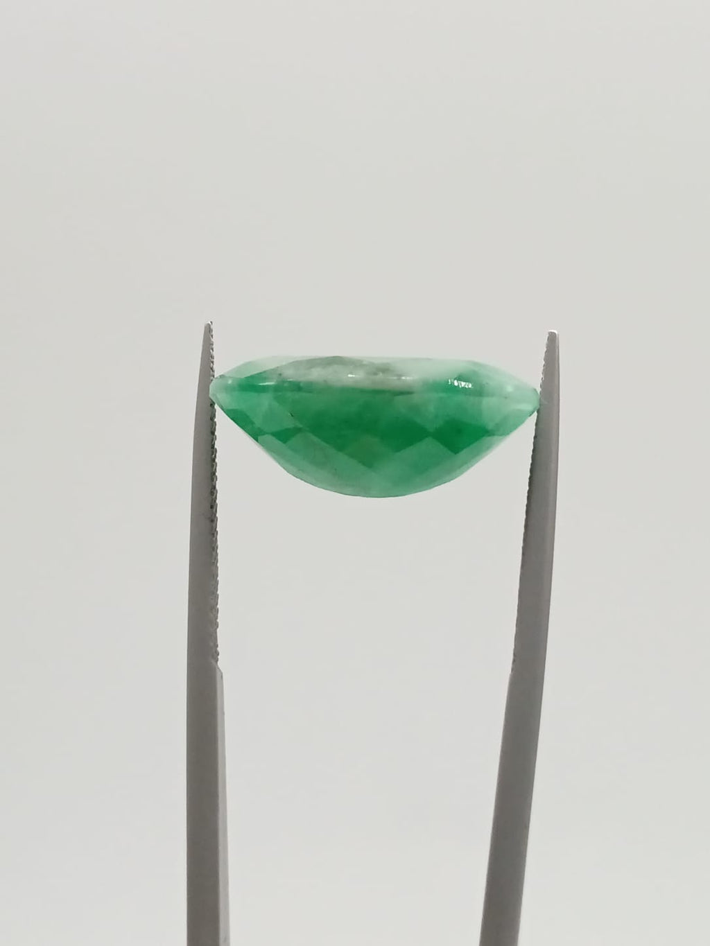 Esmeralda brasileña ovalada de 12.26ct