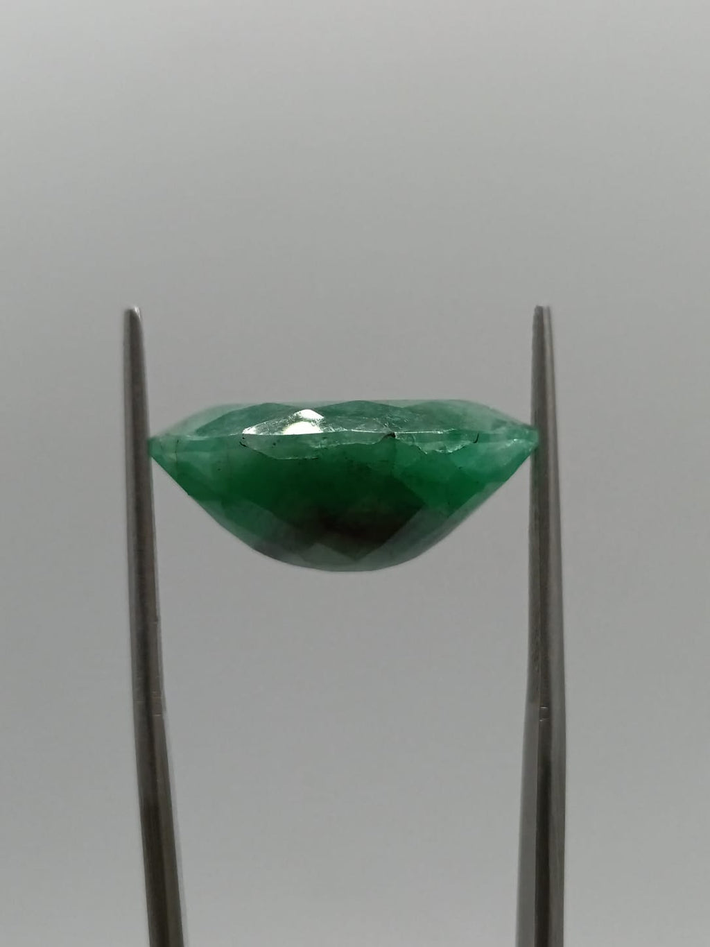 Esmeralda brasileña ovalada de 14.88ct