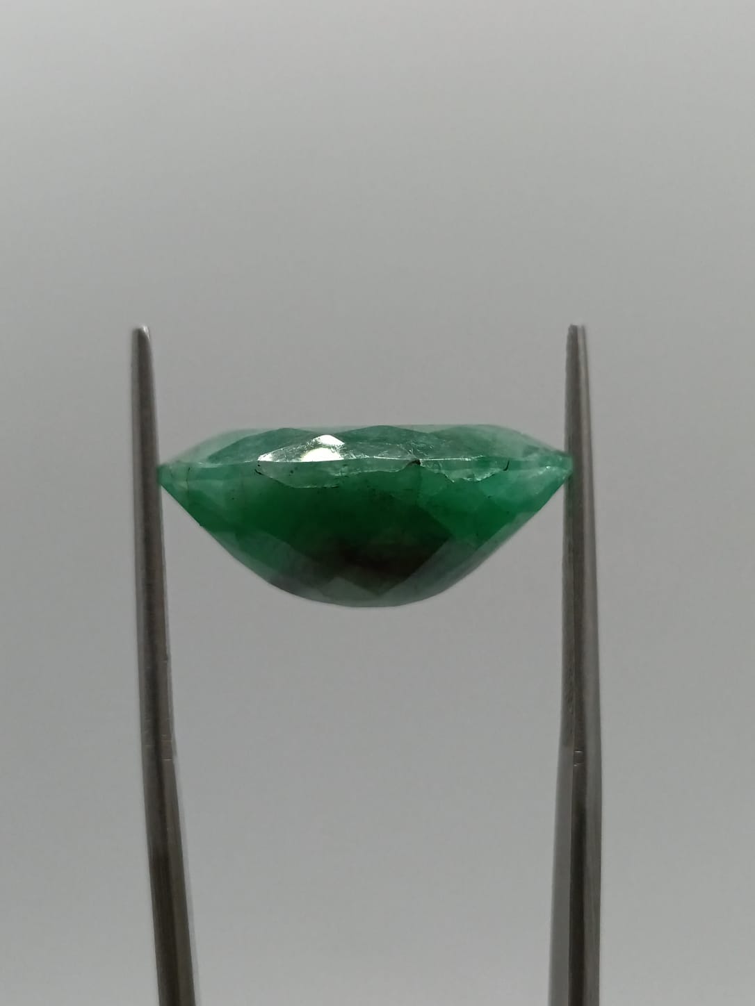 Esmeralda brasileña ovalada de 14.88ct