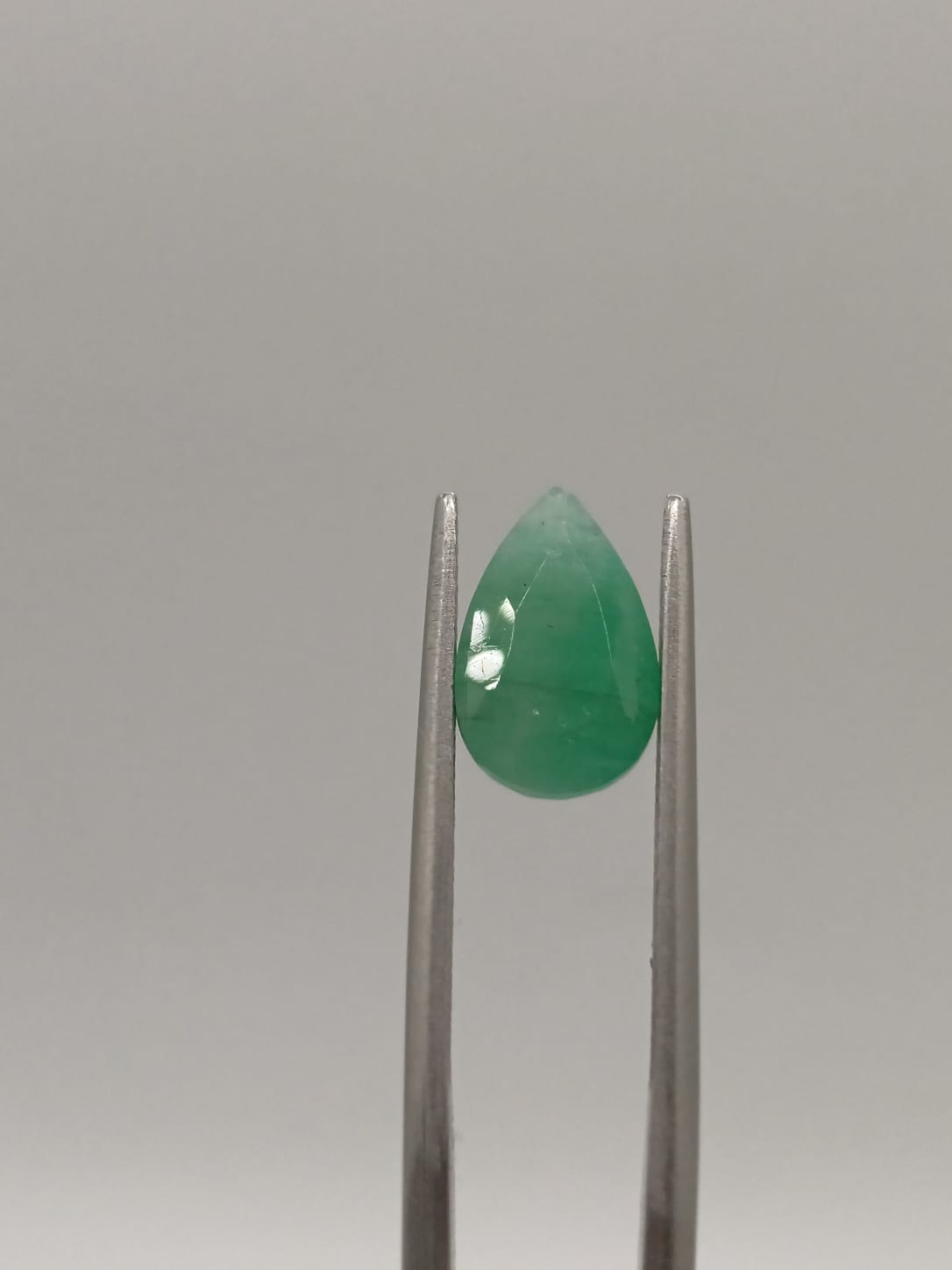 Esmeralda brasileña forma de gota de 2.20ct