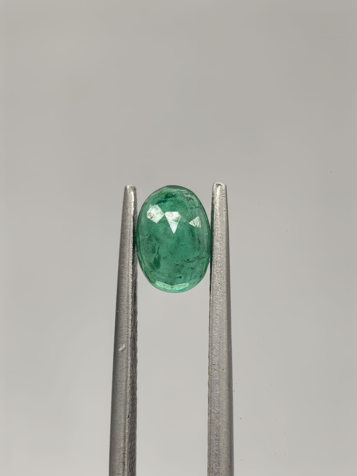 Esmeralda colombiana ovalada de 0.93ct
