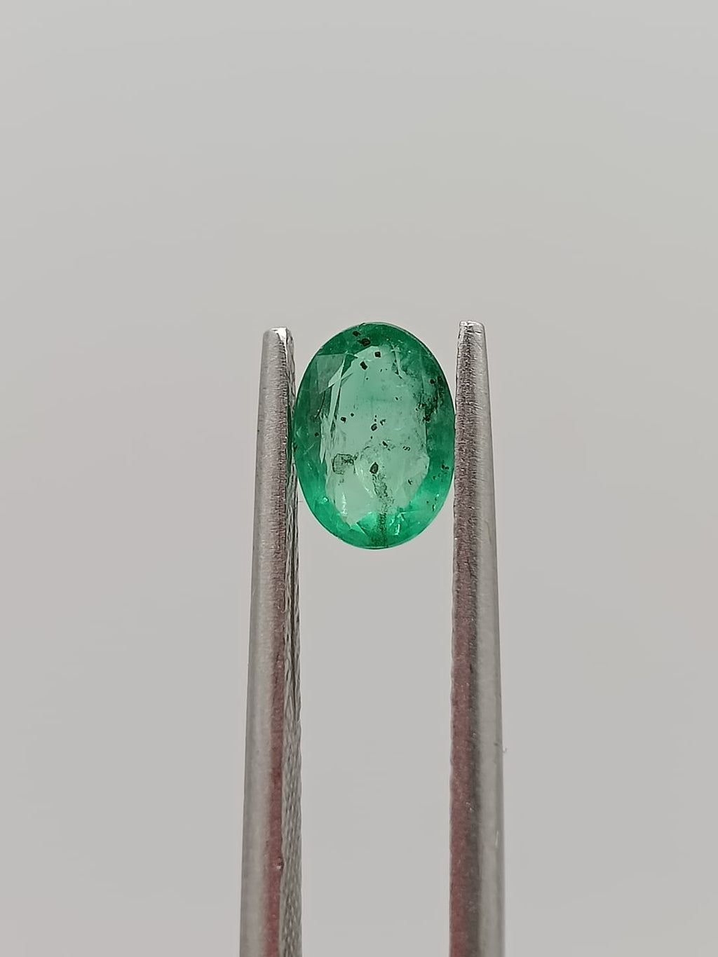 Esmeralda colombiana ovalada de 0.79ct