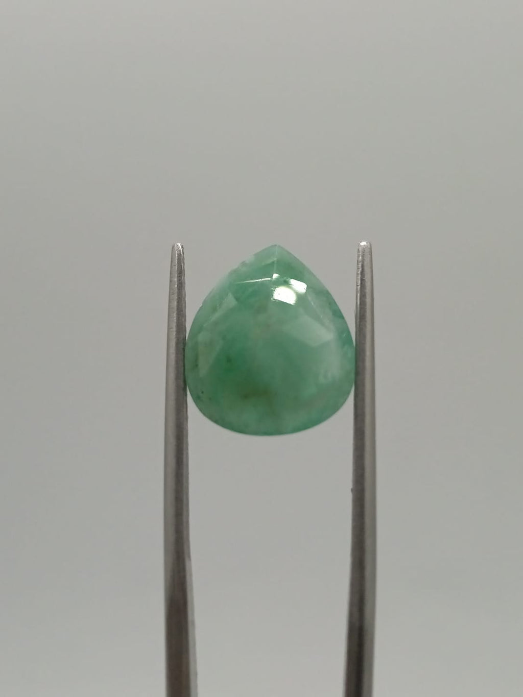 Esmeralda brasileña forma de gota de 4.65ct