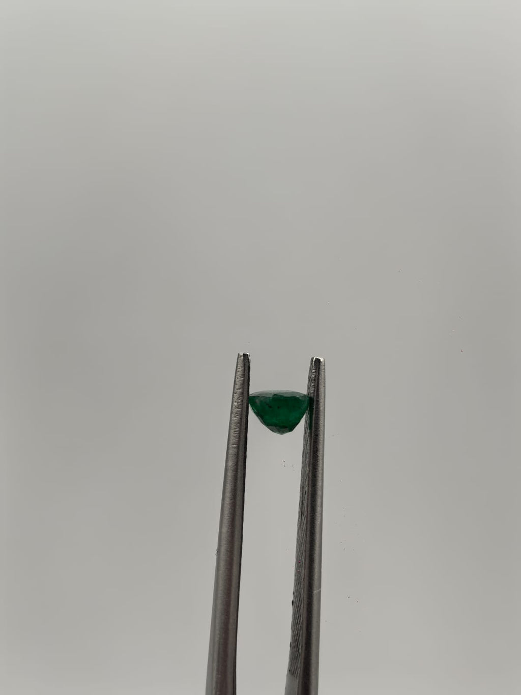 Esmeralda colombiana ovalada de 0.50ct