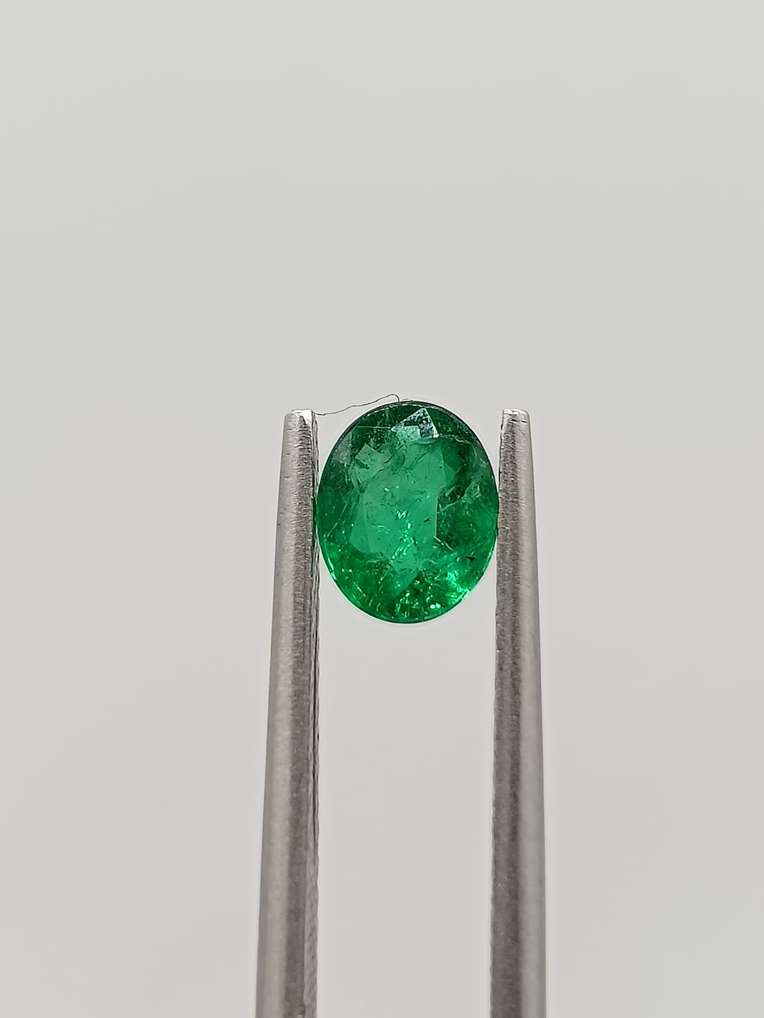 Esmeralda colombiana ovalada de 0.64ct