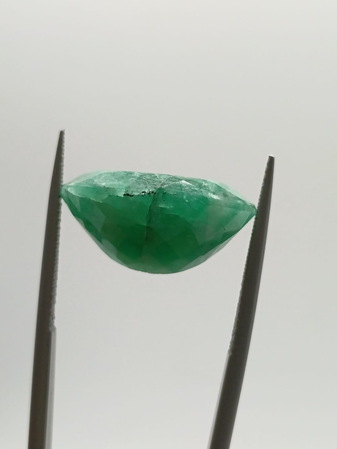 Esmeralda brasileña ovalada de 16.54ct