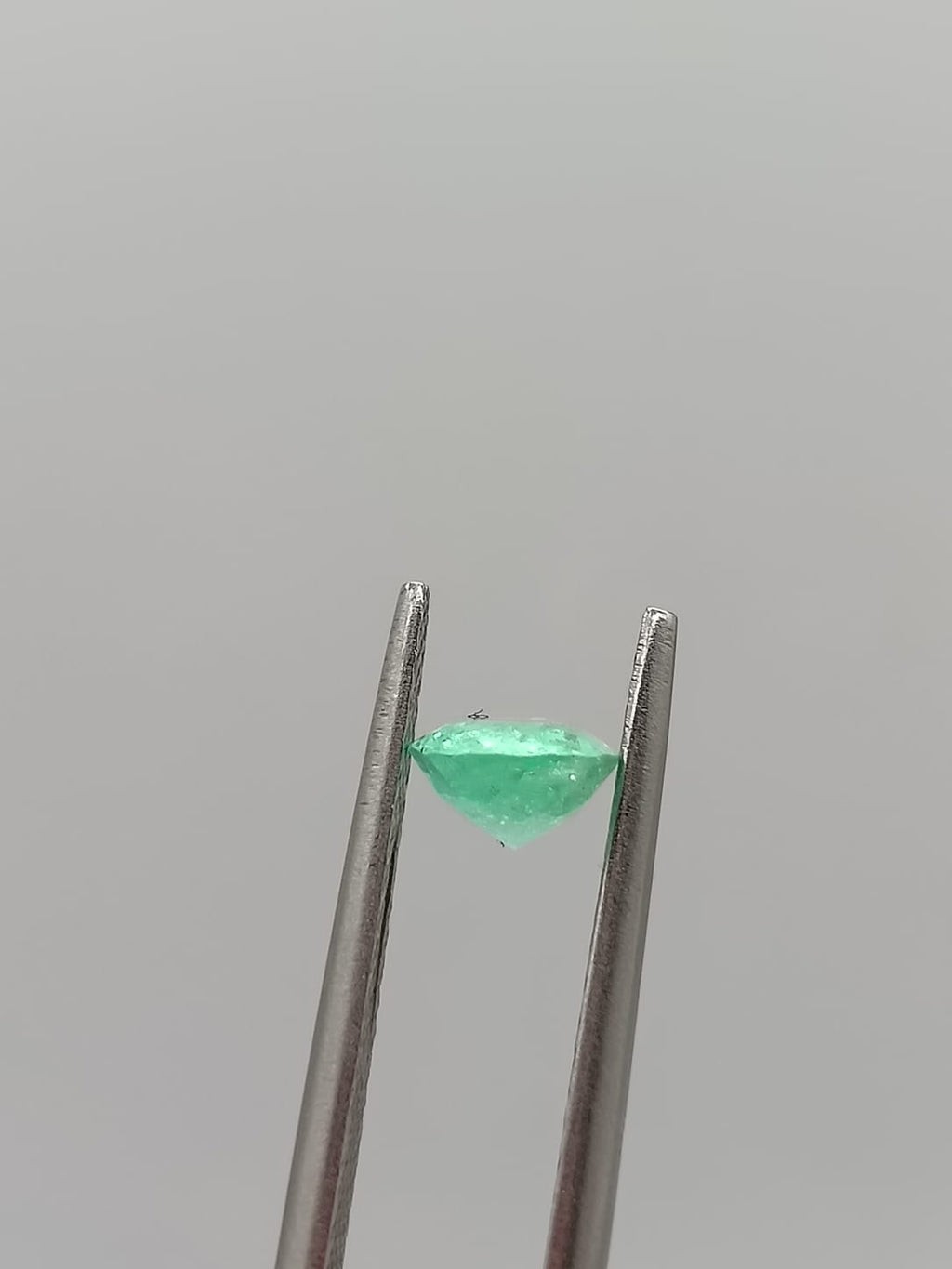 Esmeralda colombiana ovalada de 0.75ct