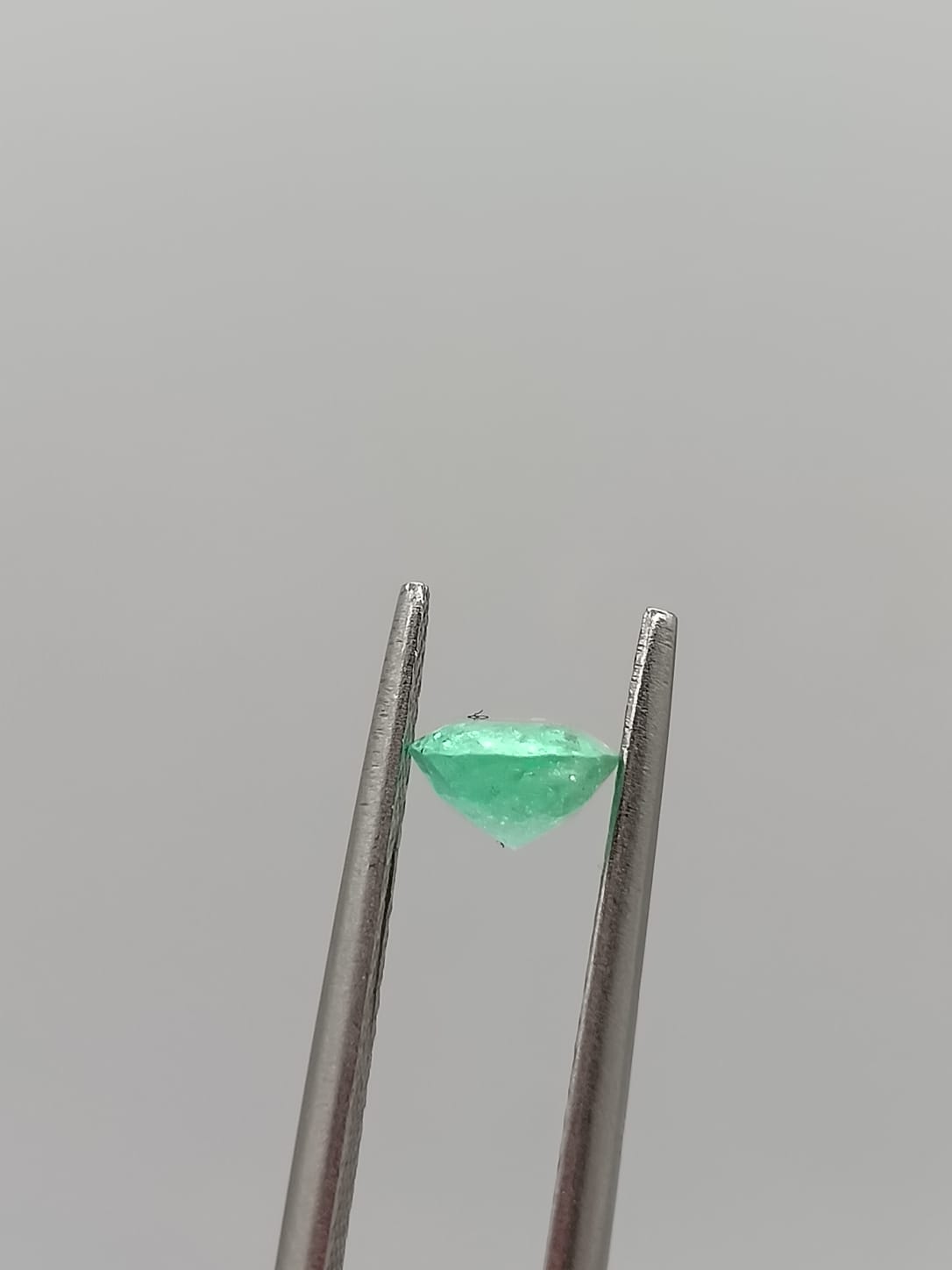 Esmeralda colombiana ovalada de 0.75ct