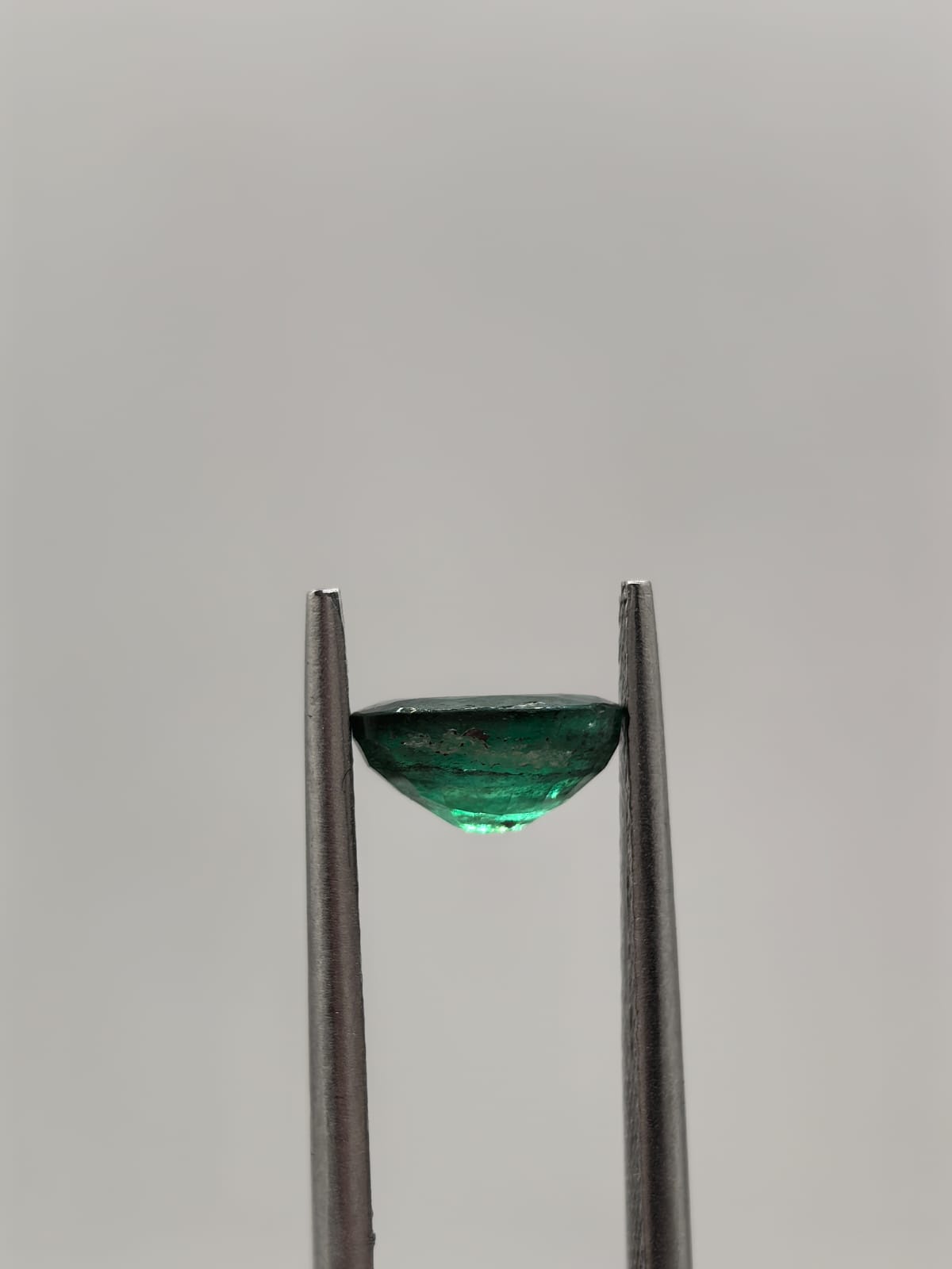 Esmeralda colombiana ovalada de 0.82ct