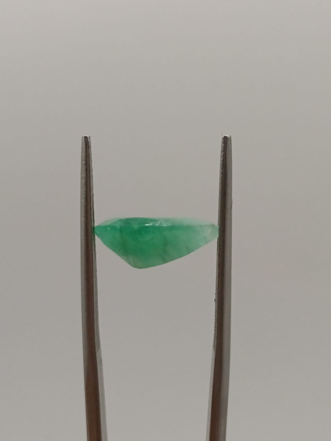 Esmeralda brasileña forma de gota de 2.20ct