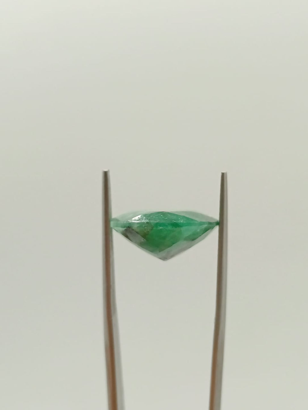Esmeralda brasileña ovalada de 12.32ct