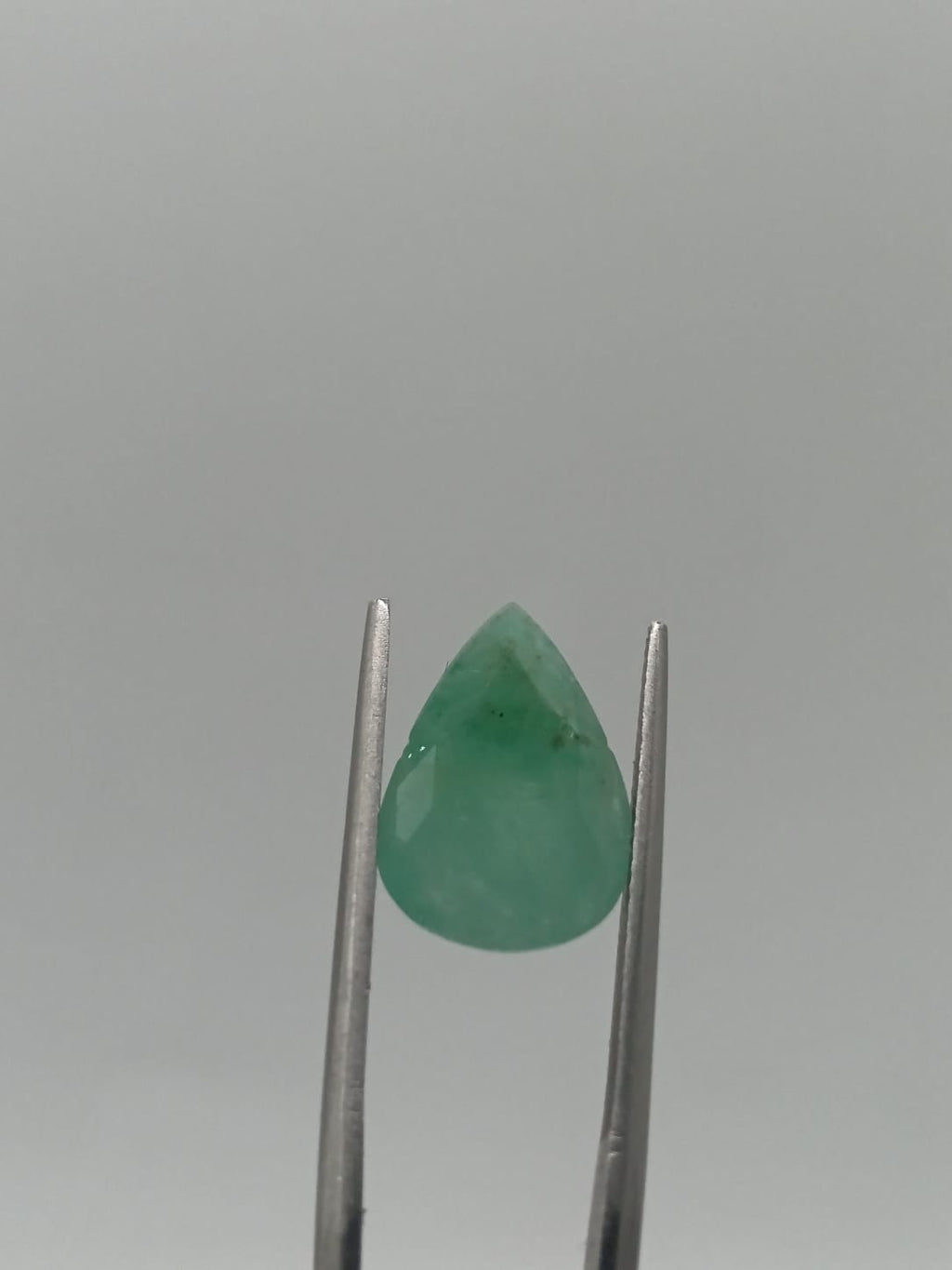 Esmeralda brasileña forma de gota de 4.49ct