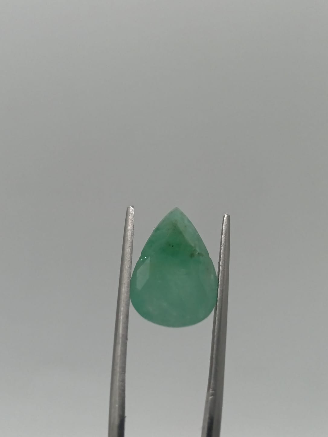 Esmeralda brasileña forma de gota de 4.49ct