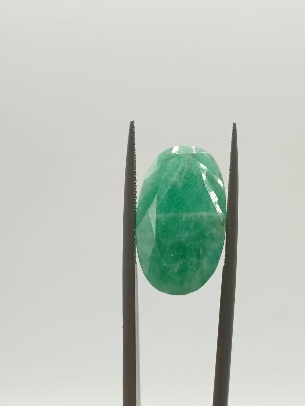 Esmeralda brasileña ovalada de 18.08ct