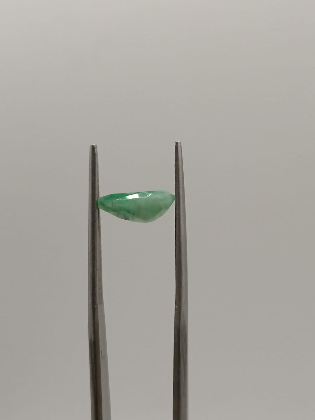 Esmeralda brasileña forma de gota de 1.43ct