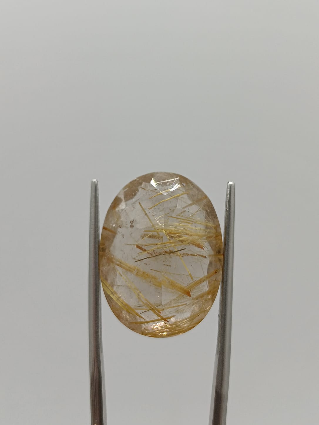 Cuarzo rutilado ovalado de 15.25ct