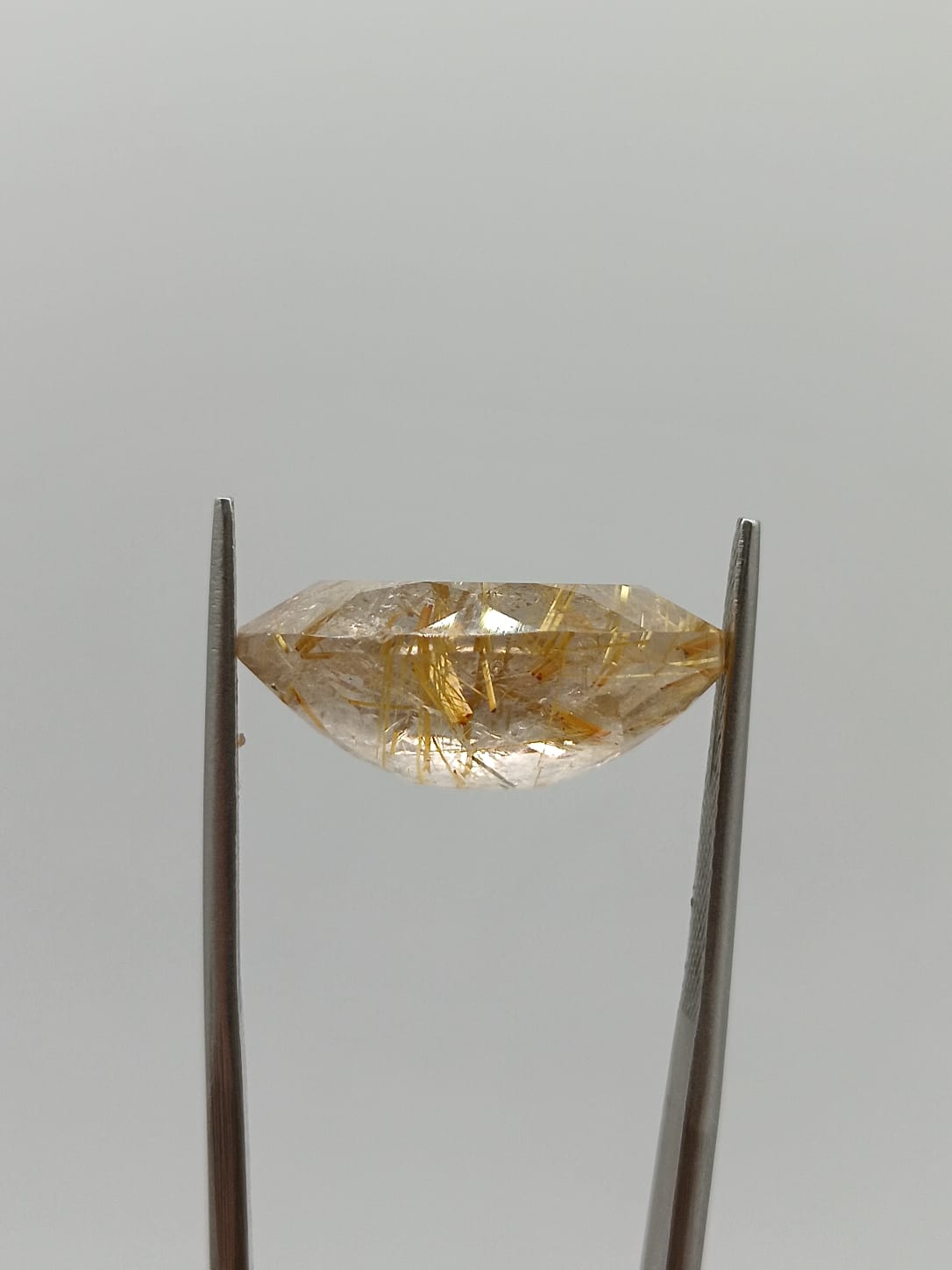Cuarzo rutilado ovalado de 15.25ct