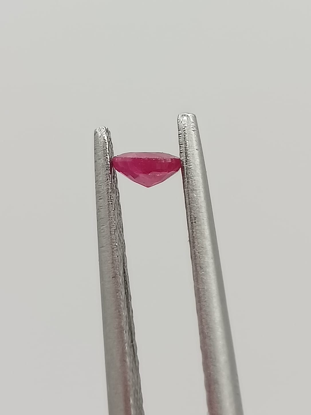 Rubí circular de 0.18ct