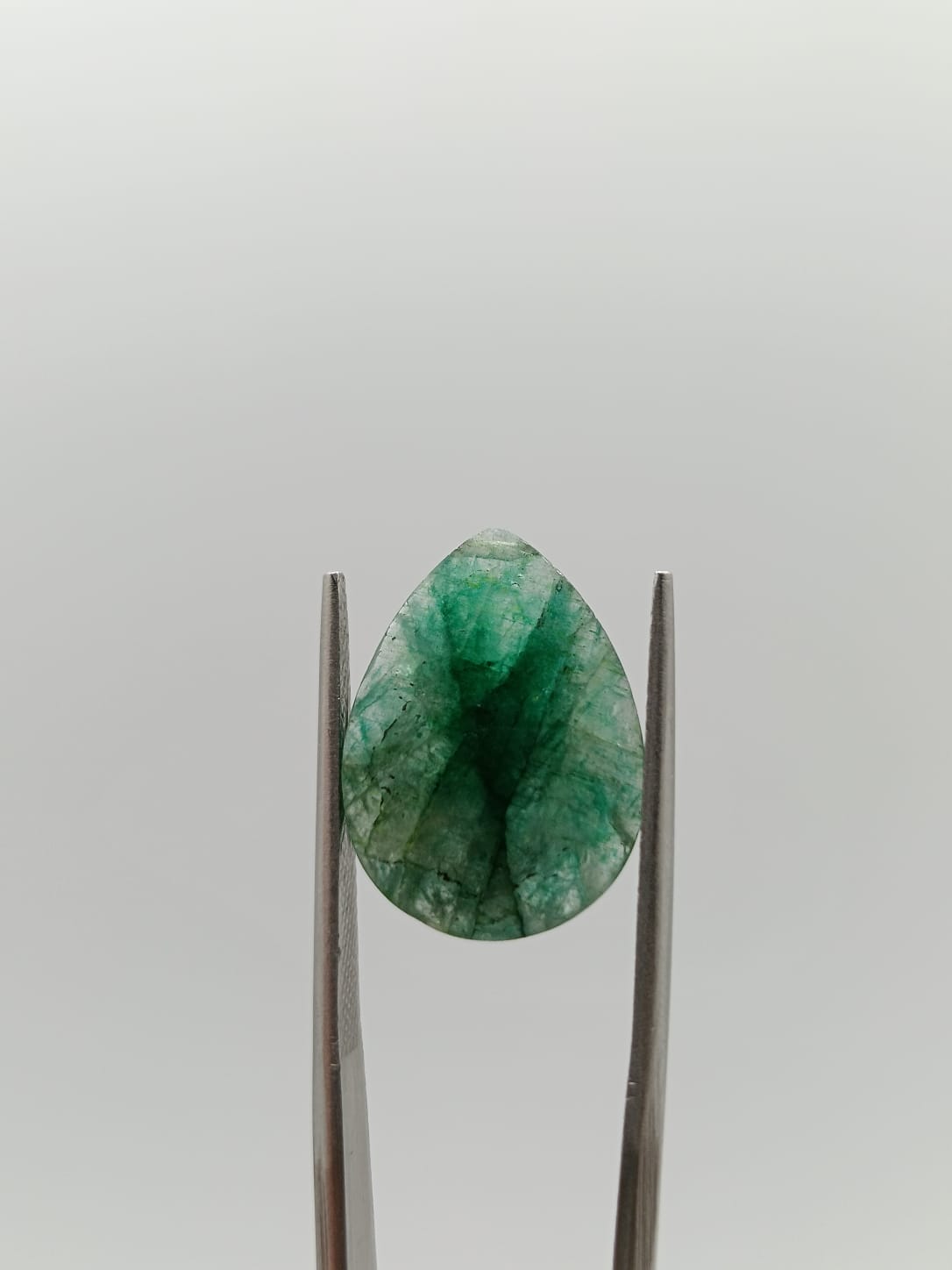 Esmeralda brasileña forma de gota de 8.15ct