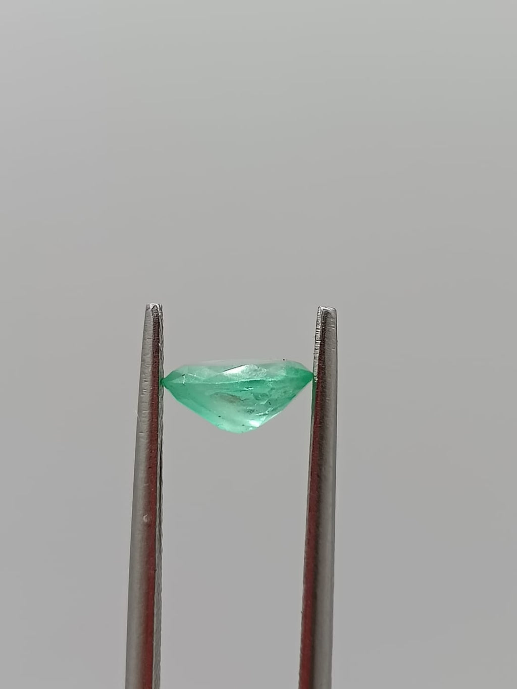 Esmeralda colombiana ovalada de 0.70ct