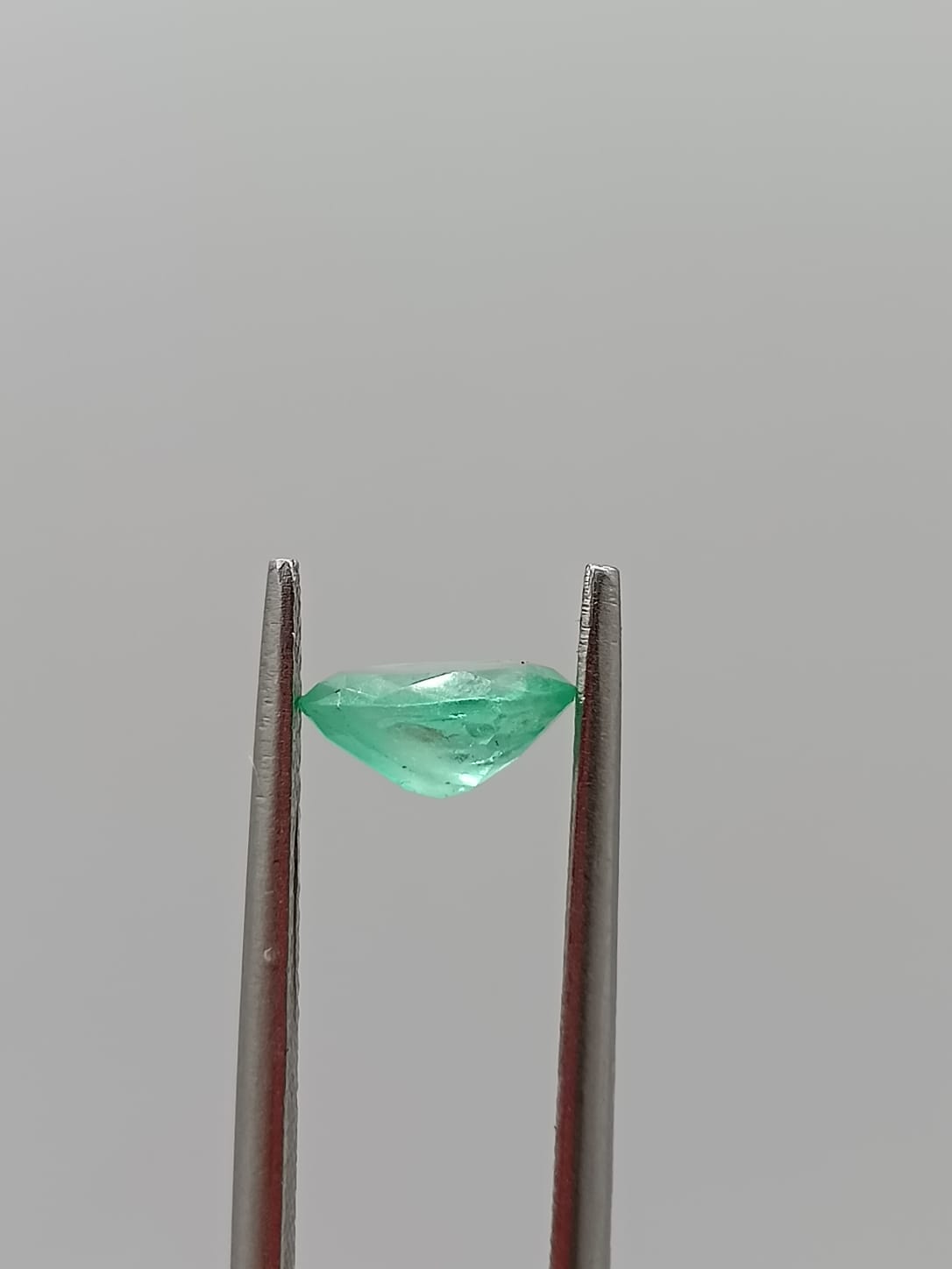 Esmeralda colombiana ovalada de 0.70ct