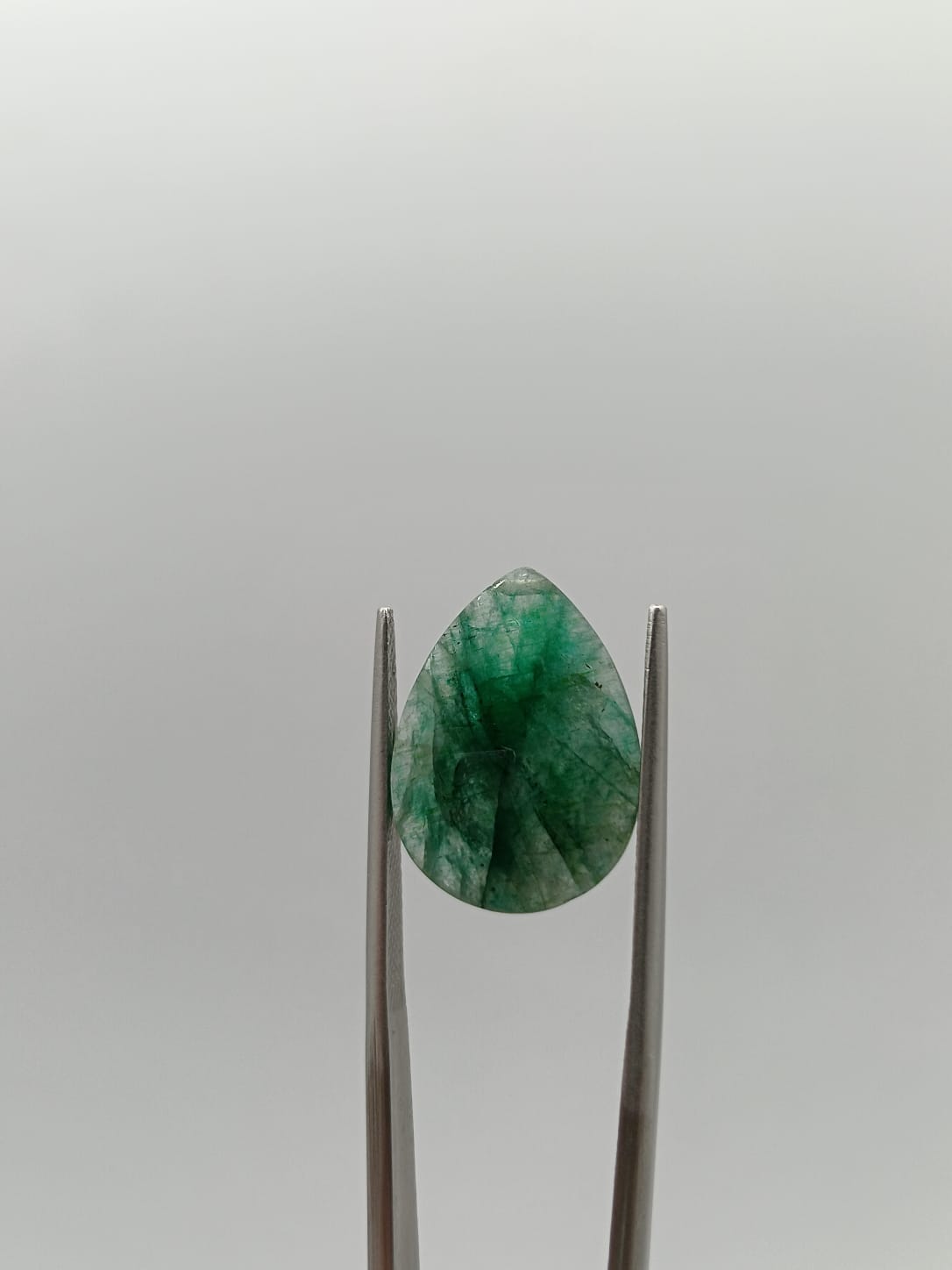 Esmeralda brasileña forma de gota de 8.15ct