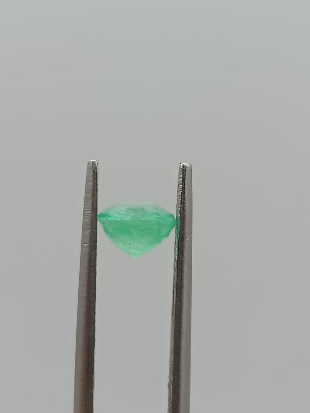 Esmeralda colombiana ovalada de 0.97ct