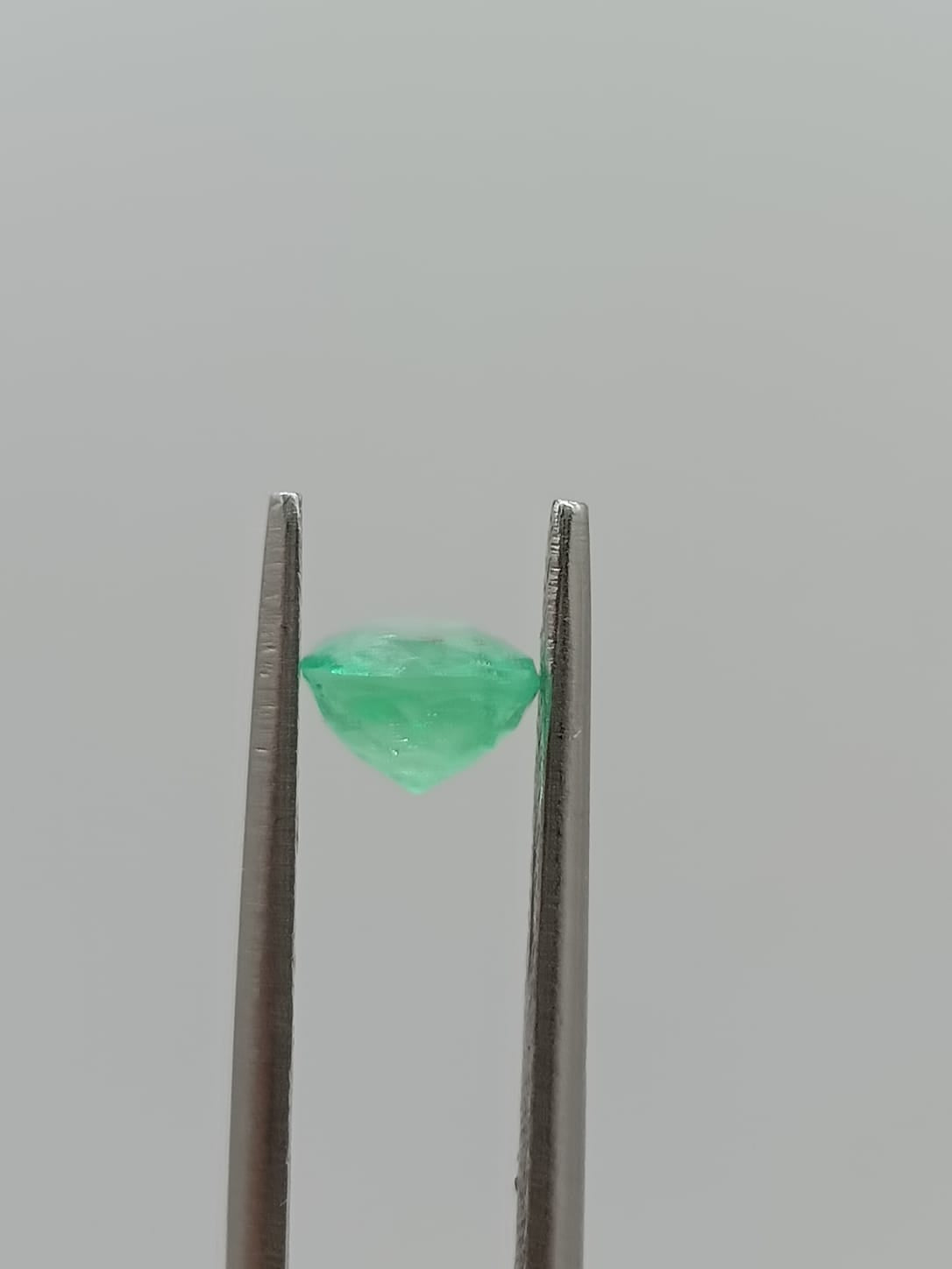 Esmeralda colombiana ovalada de 0.97ct