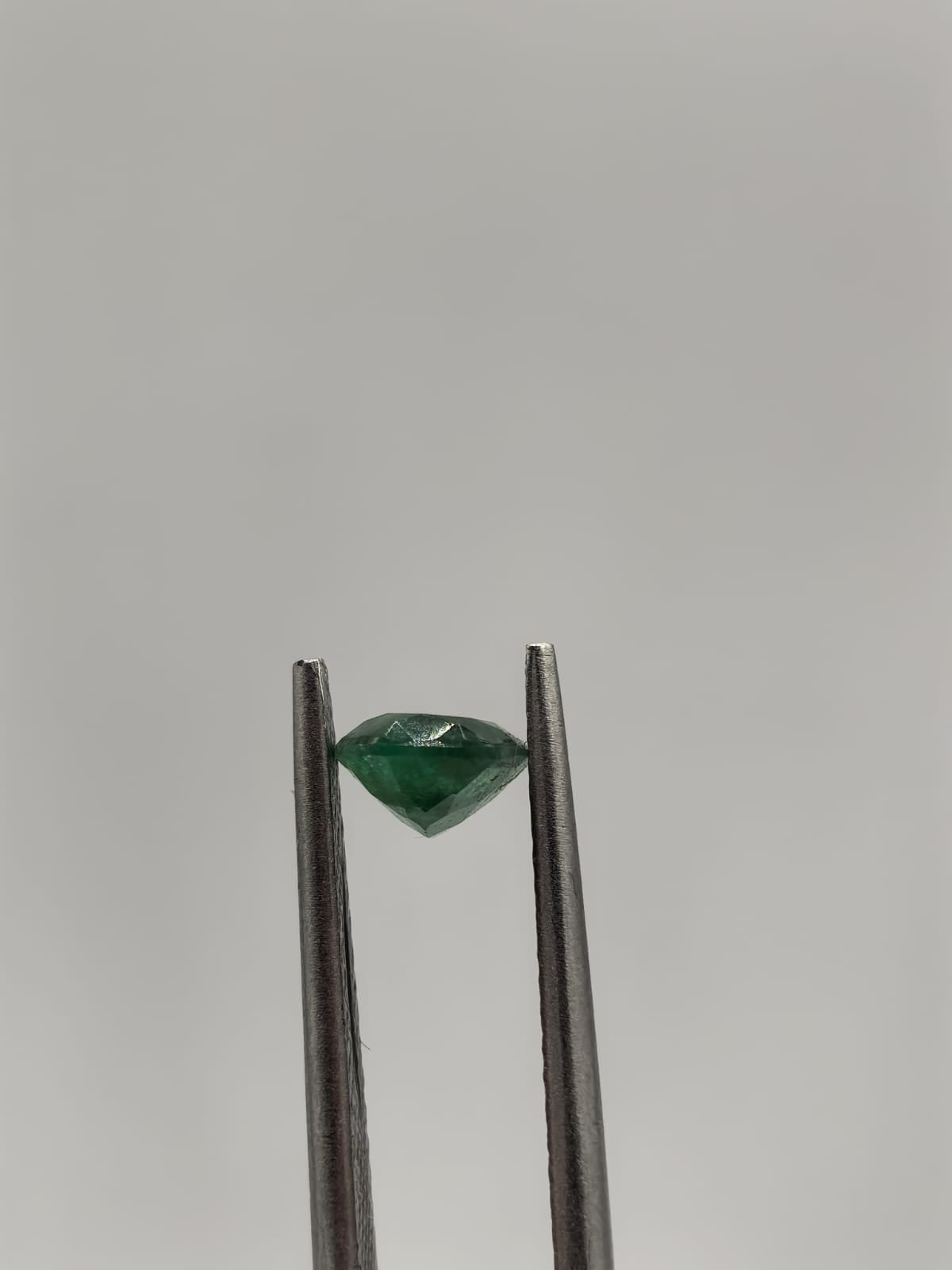 Esmeralda colombiana ovalada de 0.80ct