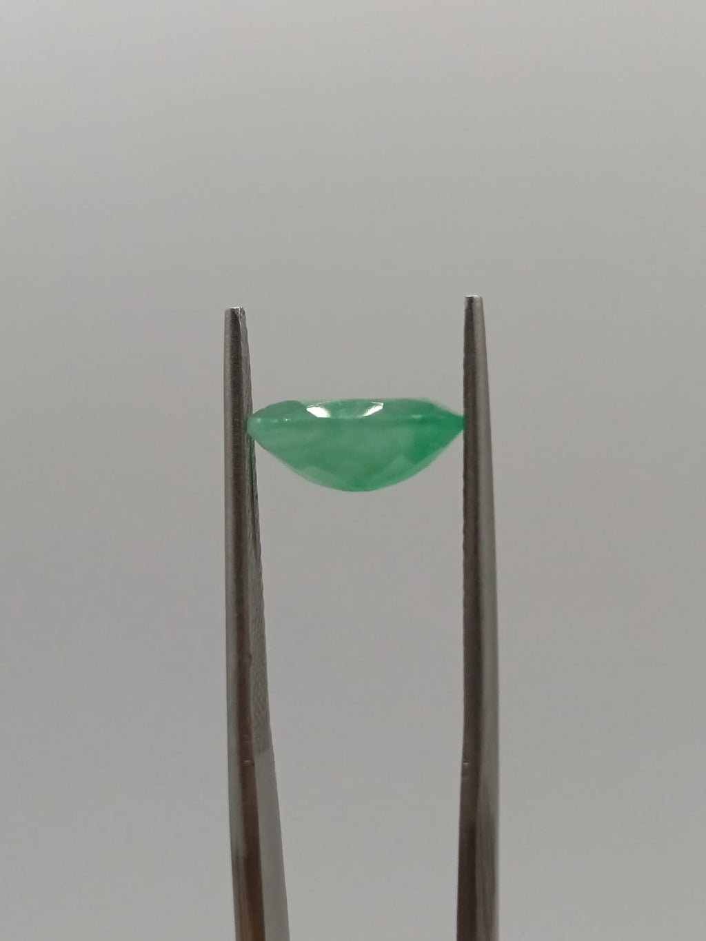 Esmeralda brasileña ovalada de 1.92ct