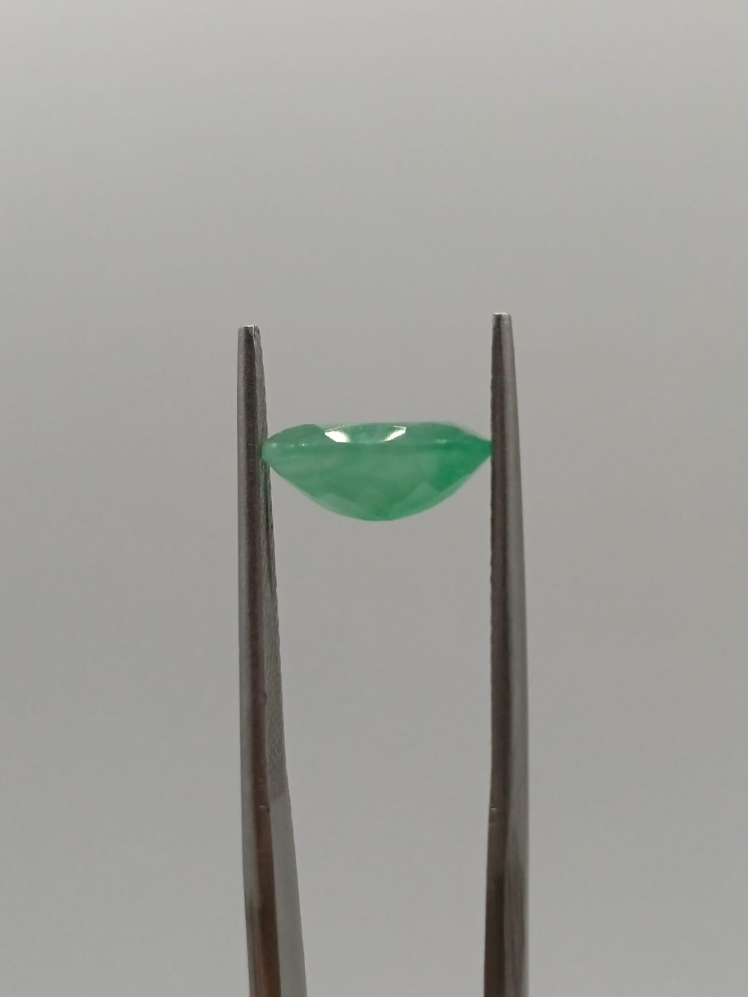 Esmeralda brasileña ovalada de 1.92ct